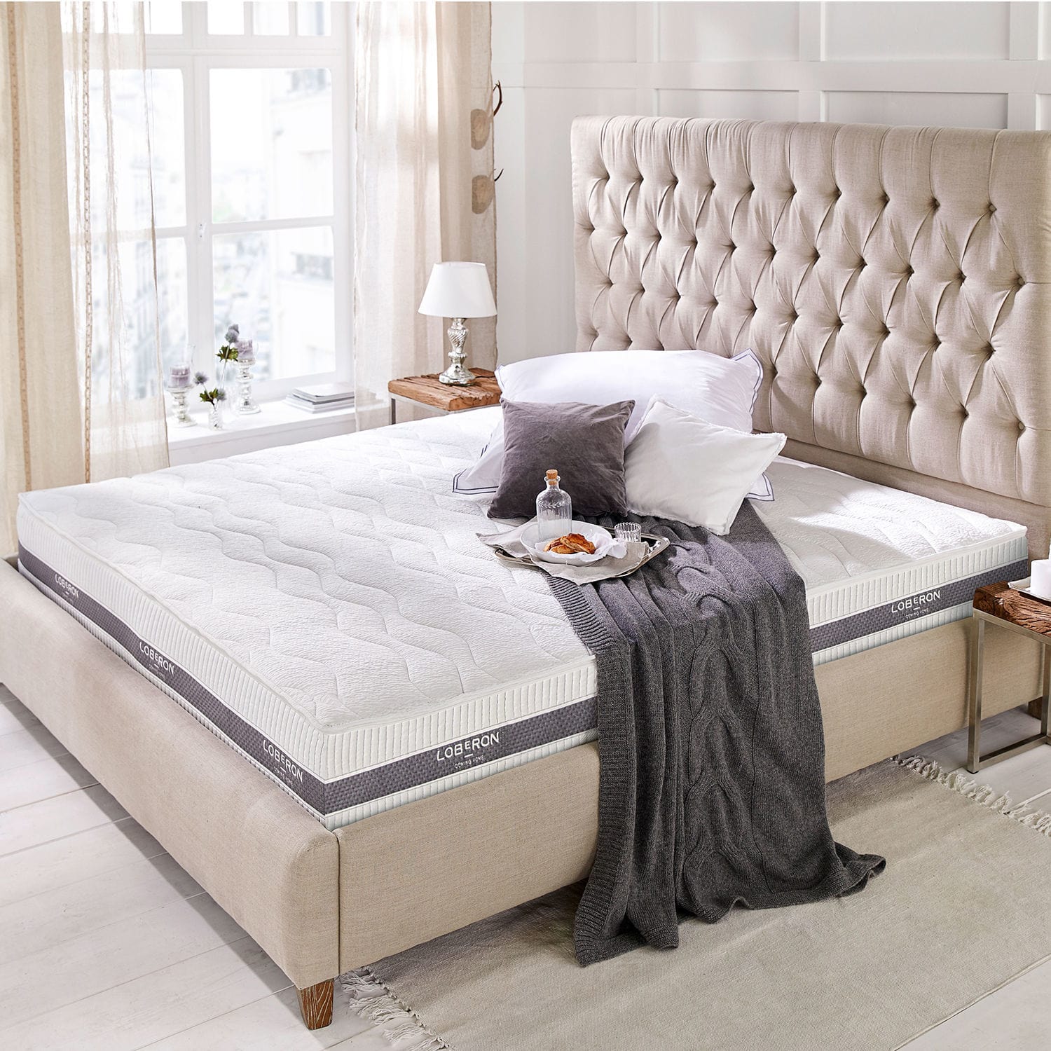Materasso 180x200 Turim Materasso in schiuma bianco moderno su letto beige con testiera capitonné e coperta grigia