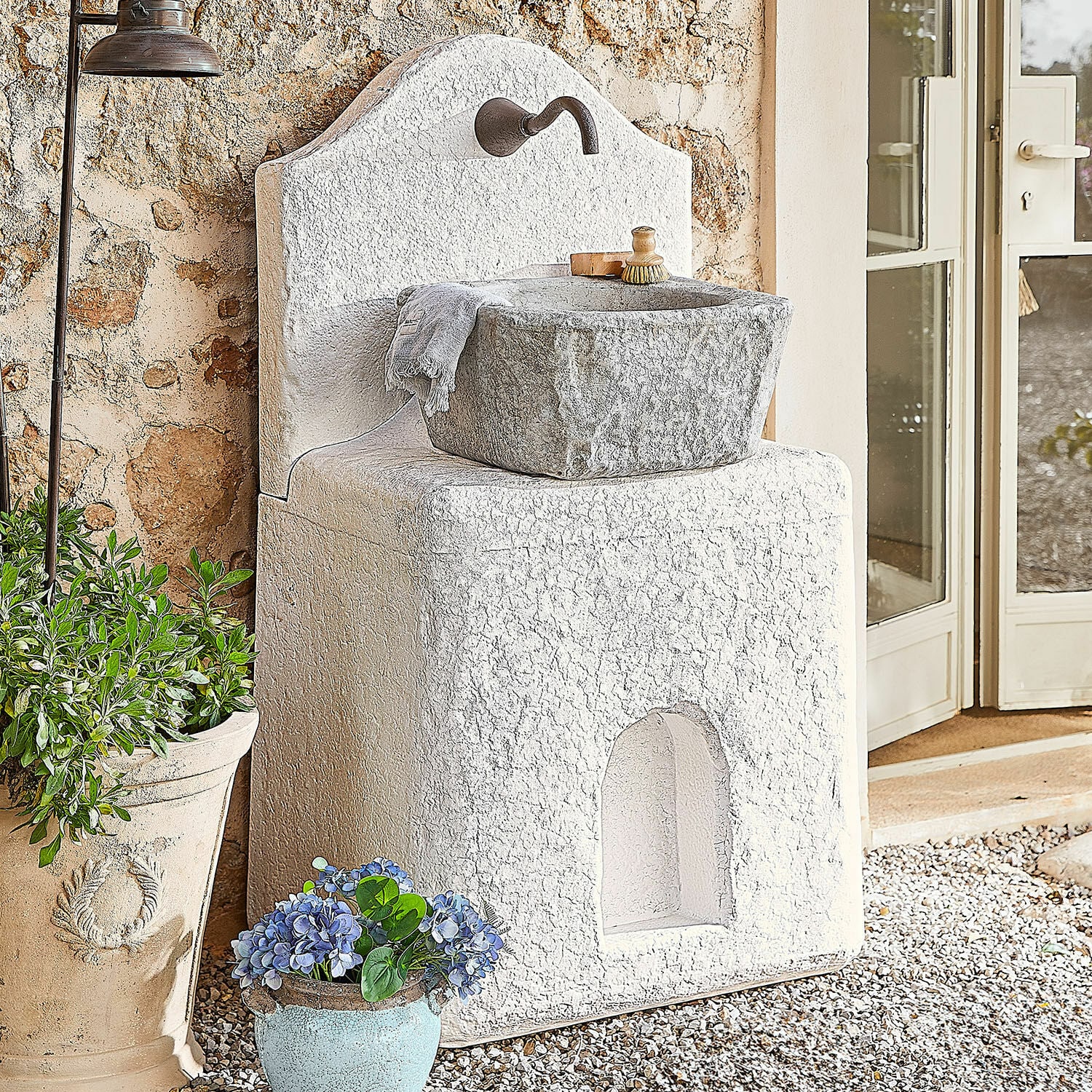 Fontana Pisticci Lavandino da giardino in pietra bianca con vasca grigia e rubinetto in metallo, decorazione esterna con piante
