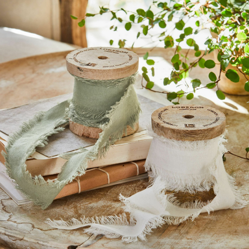 Due nastri di cotone sfrangiati su bobine di legno, verde e bianco, per decorazioni rustiche