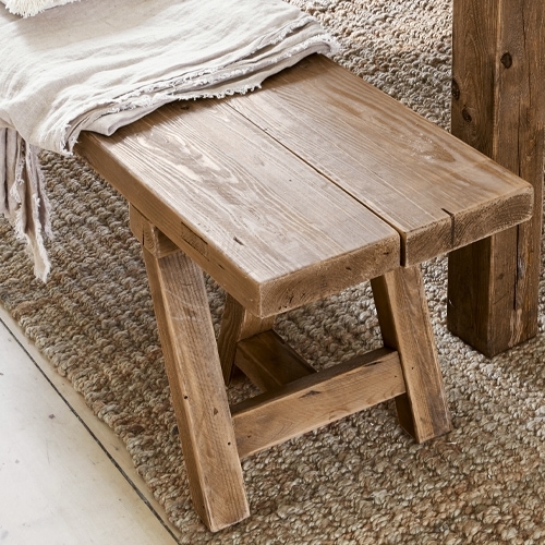 Panca in legno naturale su tappeto, mobile rustico per soggiorno o ingresso