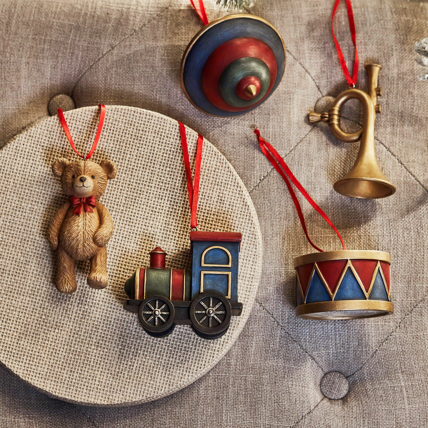 Set di decorazioni natalizie con orso, locomotiva, tamburo e tromba in rosso e blu