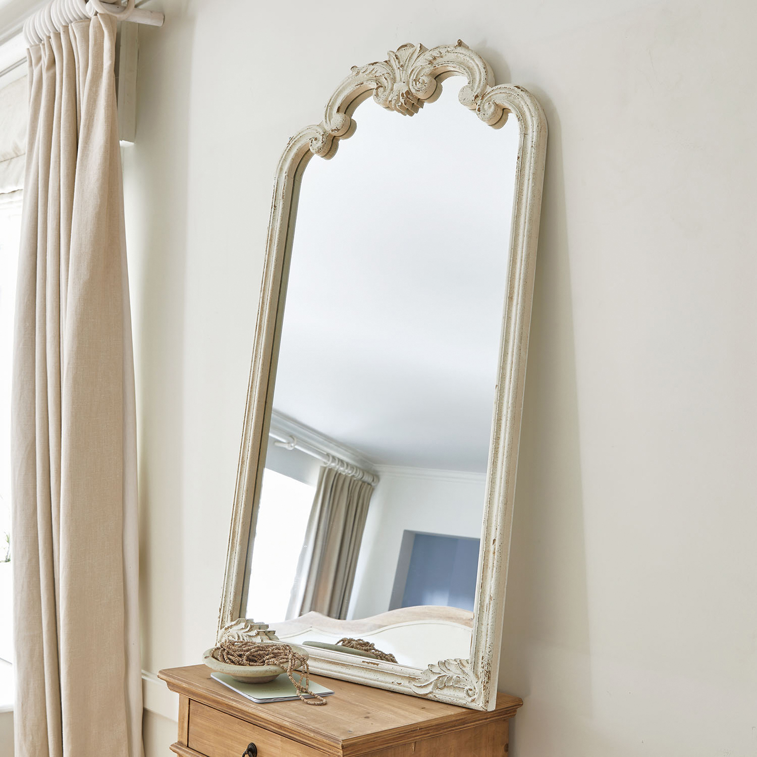 Specchio da terra con cornice in legno bianco invecchiato e motivo decorativo per interni