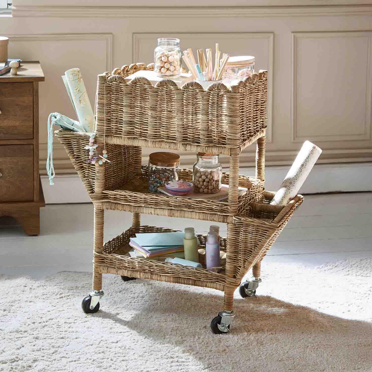 Carrello in rattan naturale con ruote e tre ripiani per riporre articoli da ufficio e decorazioni