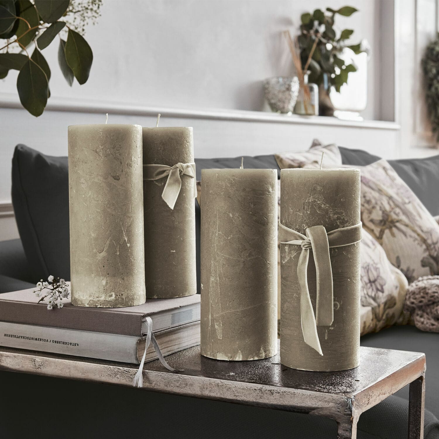 Set di 4 candele Homel Set di quattro candele decorative beige con nastri su tavolo in metallo in soggiorno