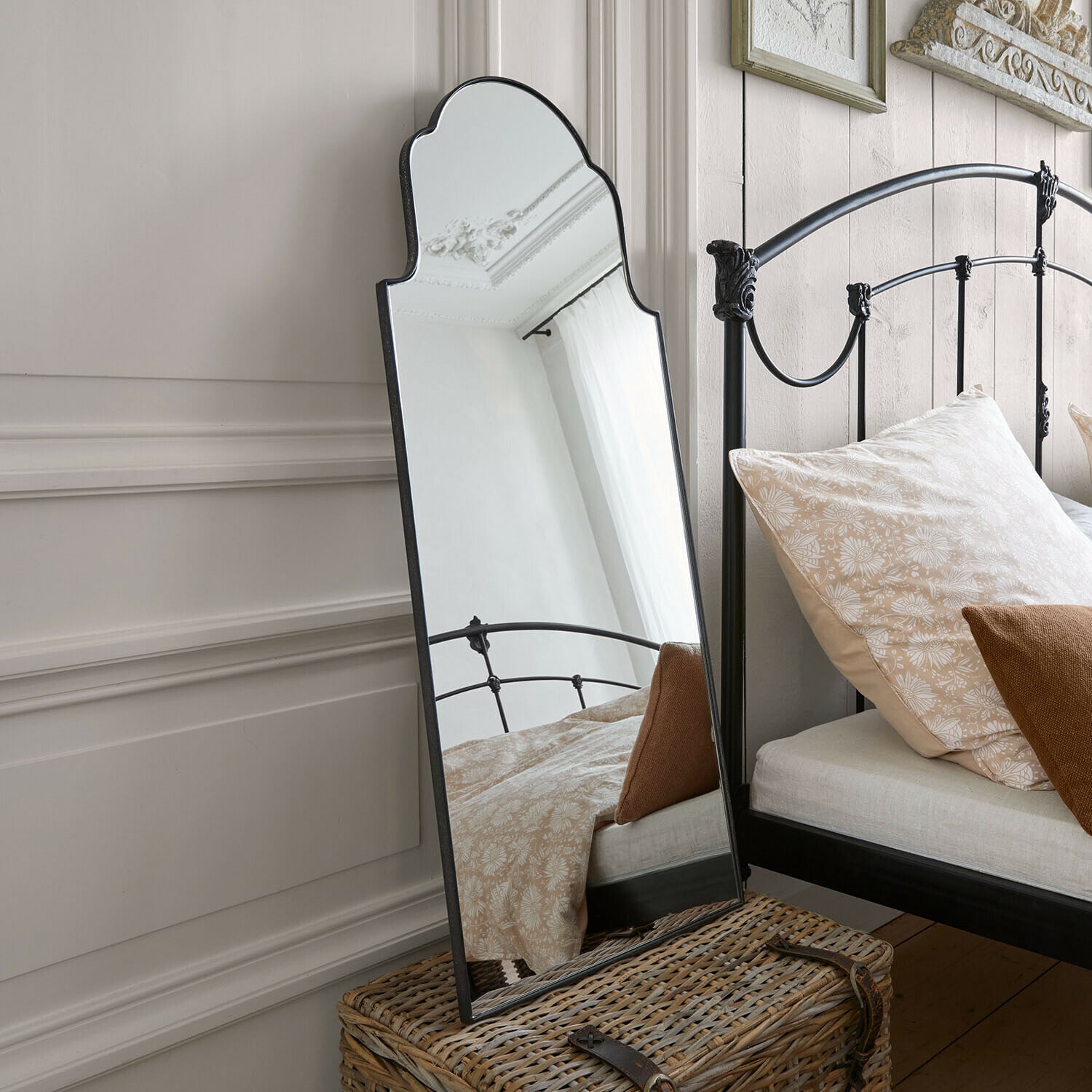 Specchio a muro Tavreen Specchio da terra con cornice in metallo nero decorativa in camera da letto con letto e cuscini