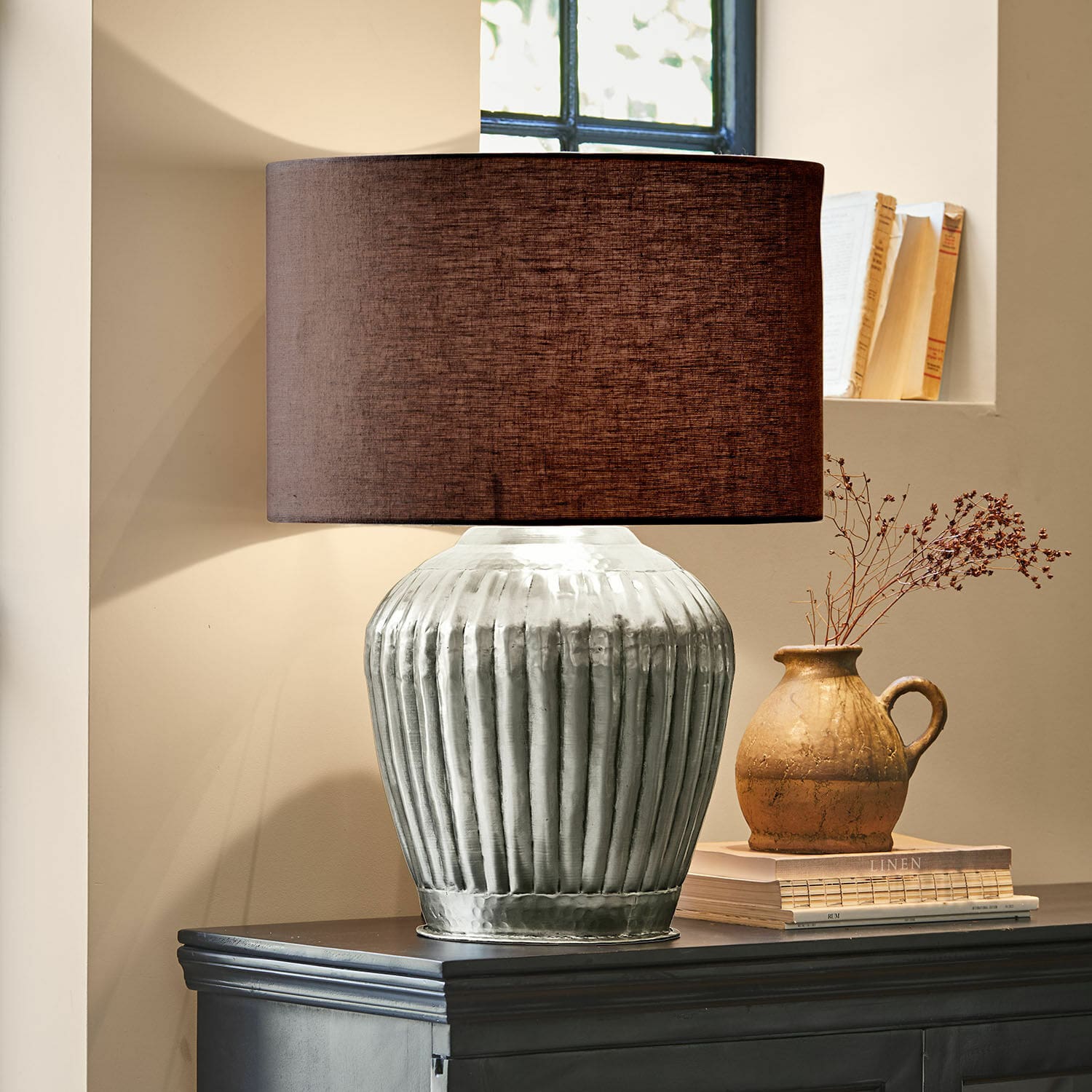 Lampada da tavolo Fauville Lampada da tavolo con base in metallo argentato e paralume marrone su mobile scuro