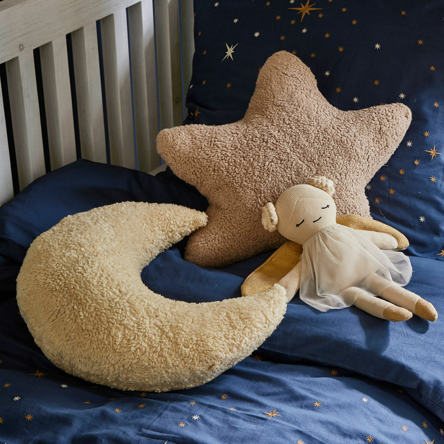 Coppia di cuscini Jollymoon Cuscini morbidi a forma di stella e luna in tessuto peloso beige su biancheria da letto blu con stelle