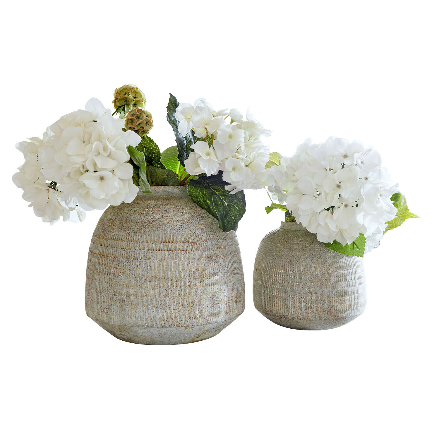 Coppia di vasi Ferano Due vasi in ceramica beige con fiori bianchi di ortensia, decorazione per interni elegante