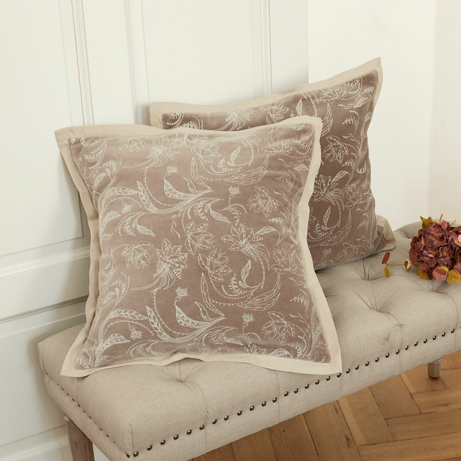 Coppia di copricuscini Olicianne Cuscino decorativo beige in velluto con motivo floreale, ideale per divano o panca