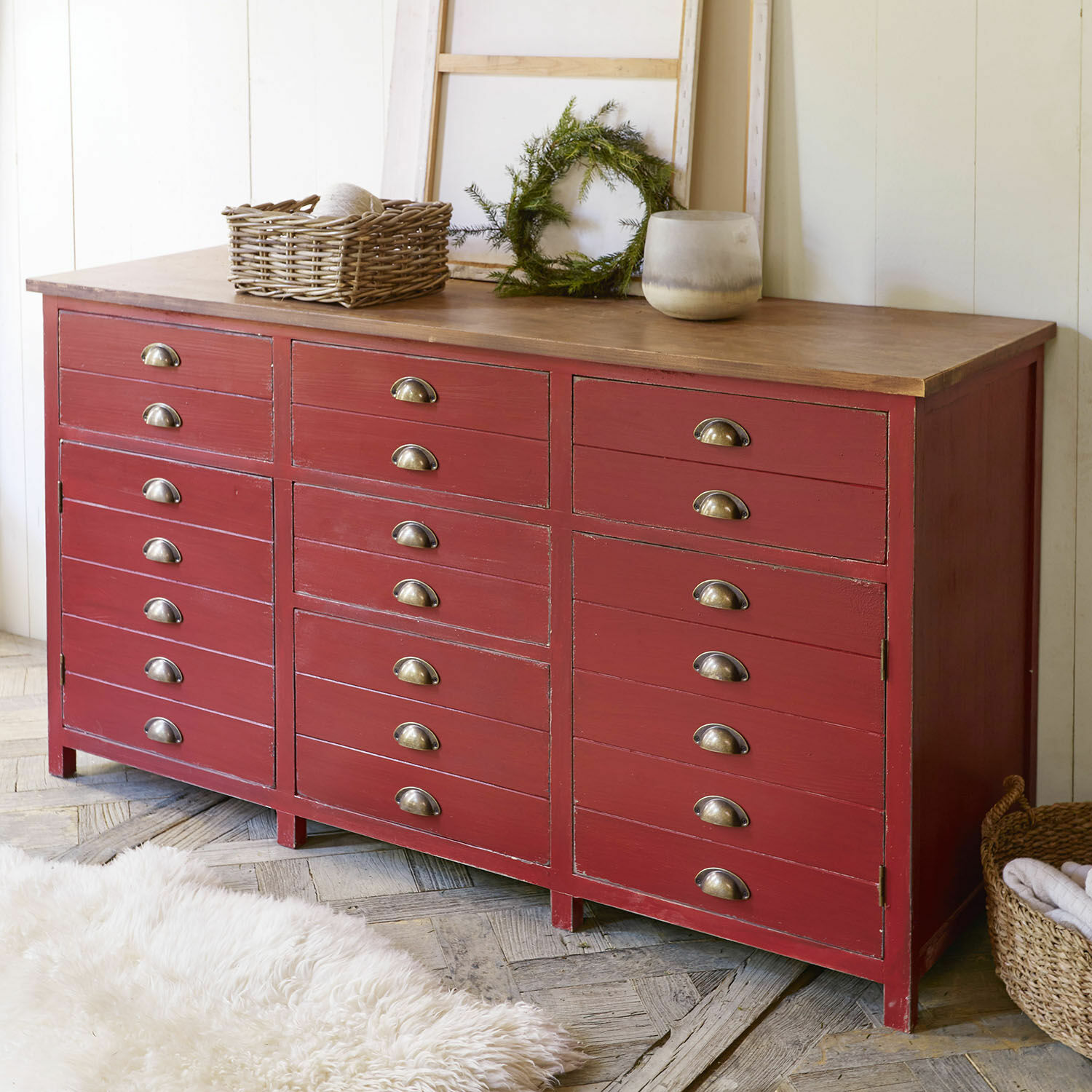 Comò Benice Comò in legno rosso con molti cassetti e maniglie in ottone stile vintage