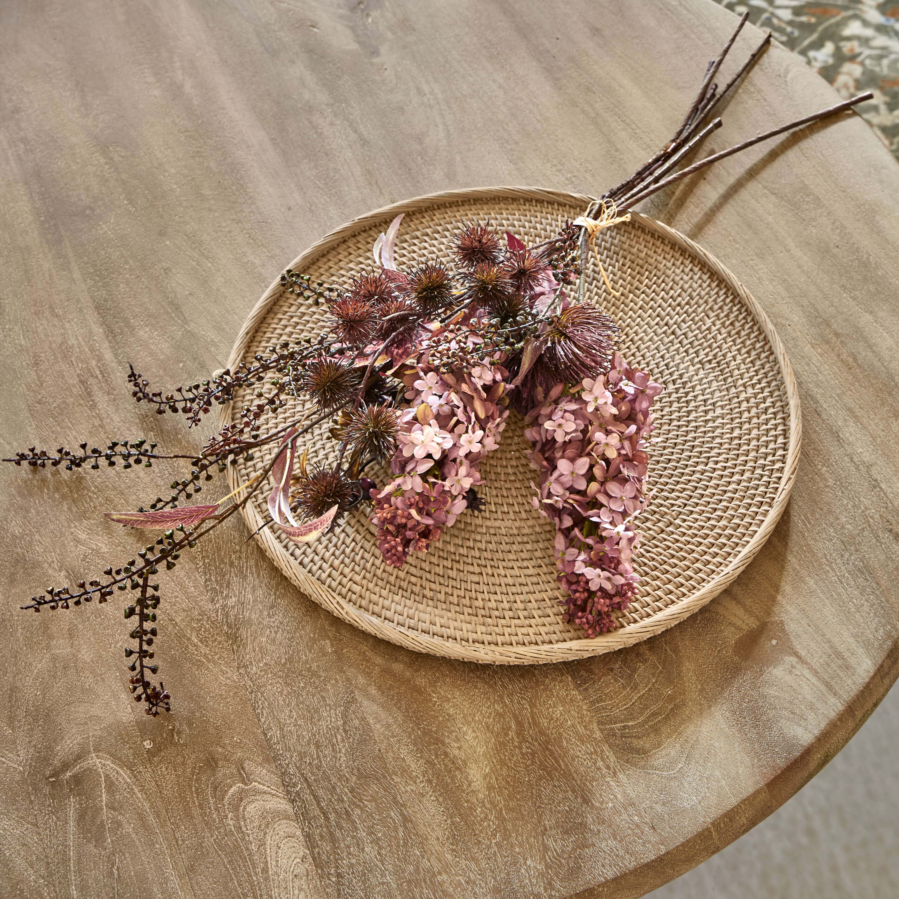 Mazetto decorativo di fiori secchi rosa e marroni su vassoio intrecciato in rattan per arredamento