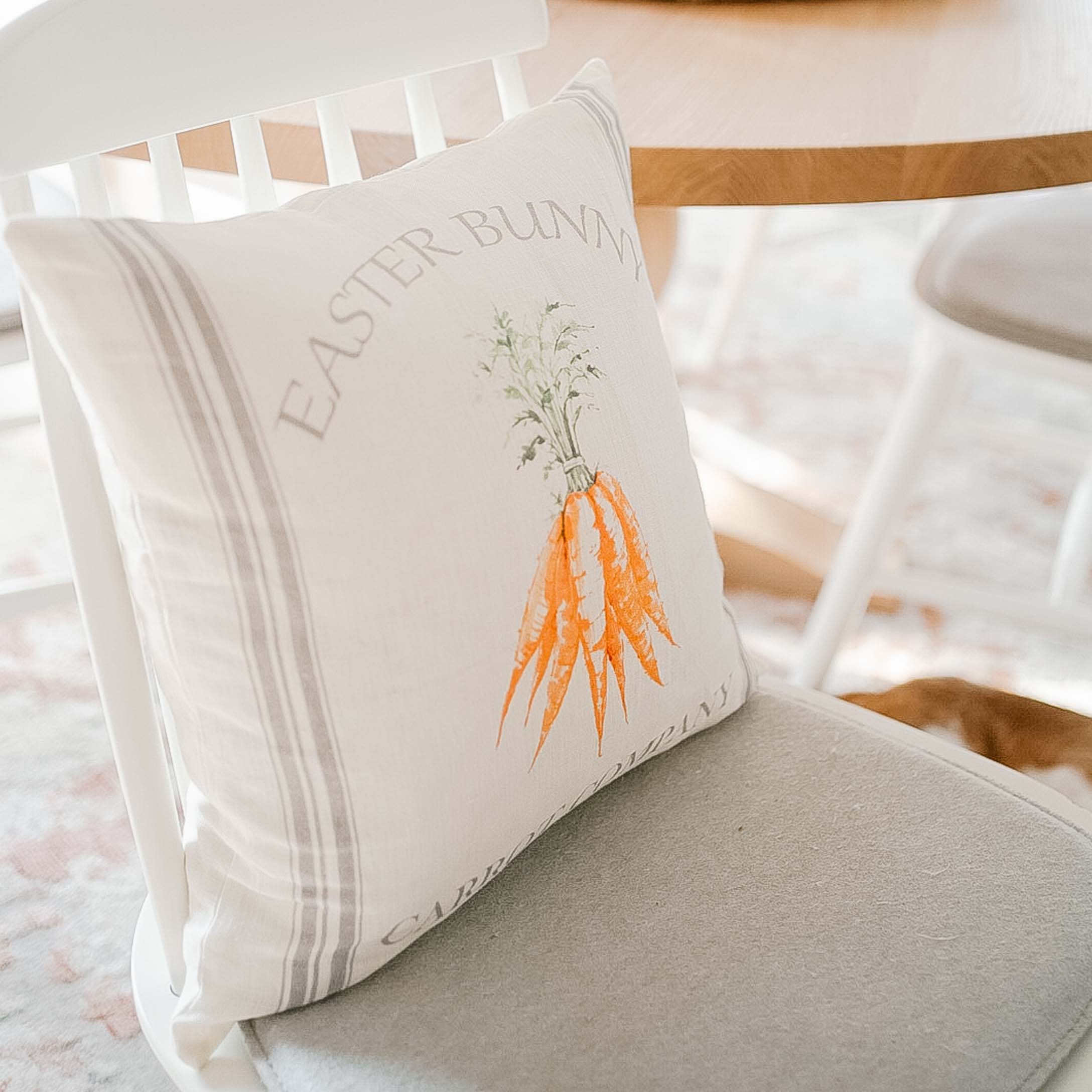 Cuscino bianco in cotone con stampa di carote e scritta Easter Bunny, decorazione primaverile per la casa