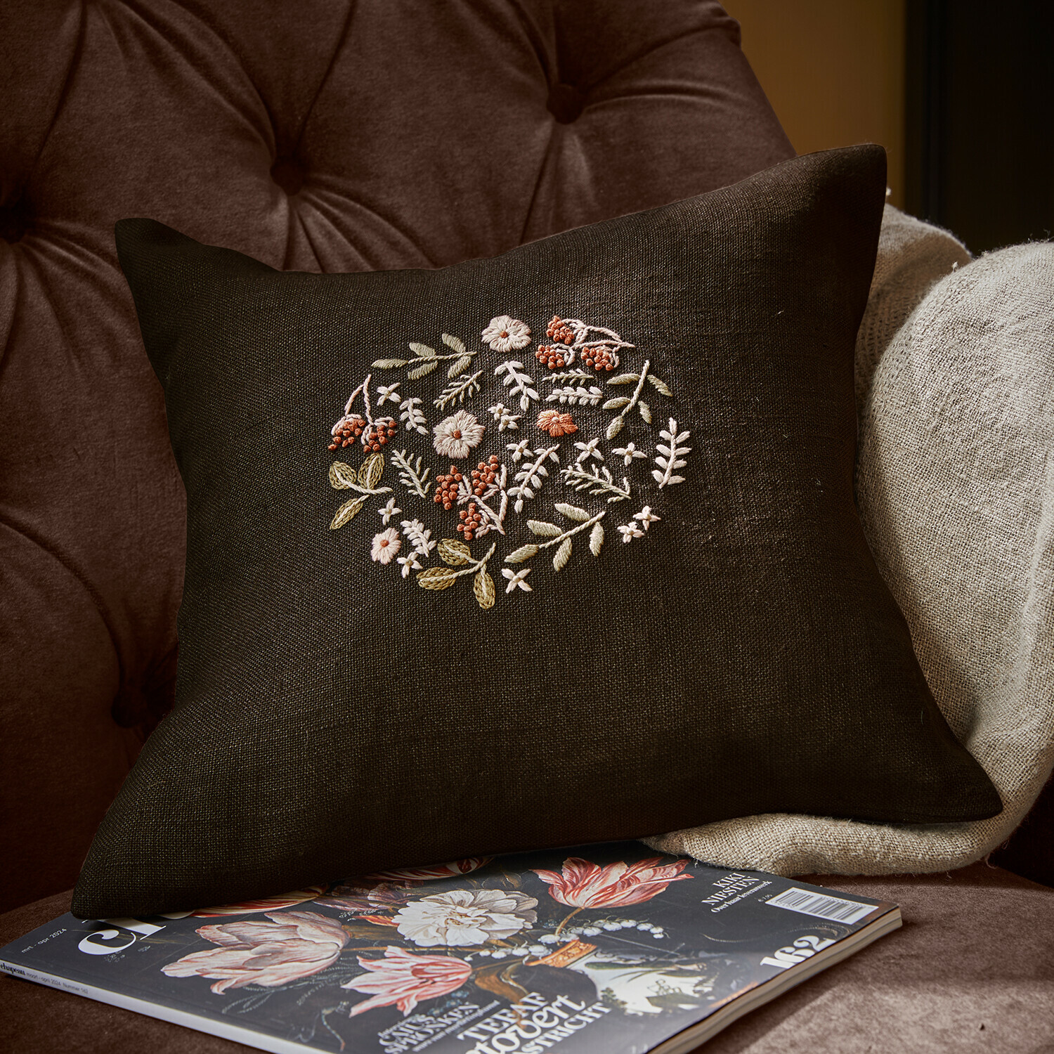 Copricuscino Mireve Cuscino in lino marrone scuro con ricamo floreale, decorazione per la casa e tessuti