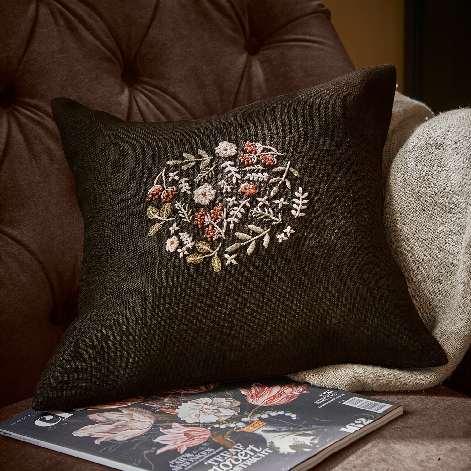 Copricuscino Mireve Cuscino in lino marrone scuro con ricamo floreale, decorazione per la casa e tessuti