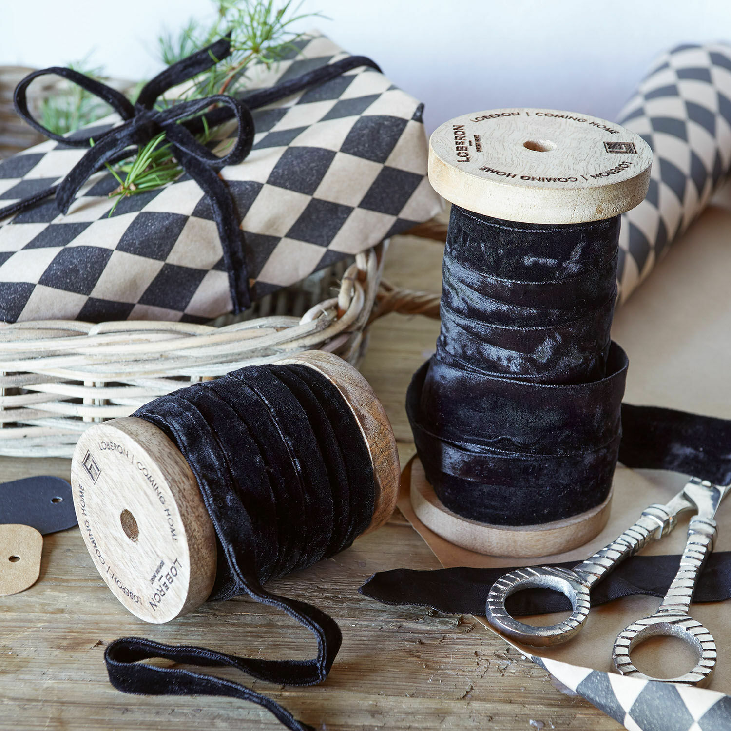 Coppia di nastri di velluto Liandis Nastri in velluto nero su bobine di legno per decorazioni e confezioni regalo