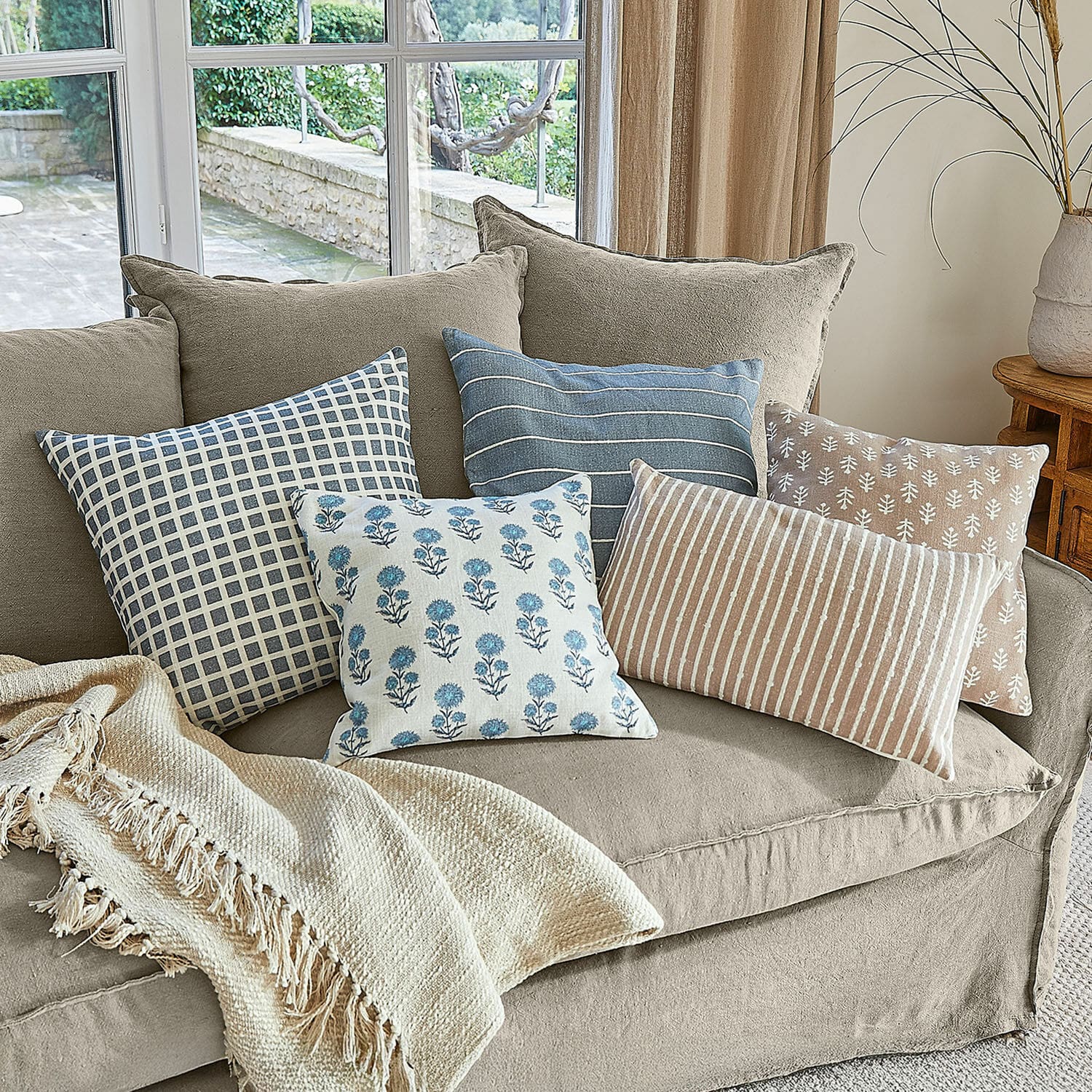 Set di 5 copricuscini Xantelle Divano beige con coperta in cotone e cuscini decorativi con motivi blu e beige per soggiorno
