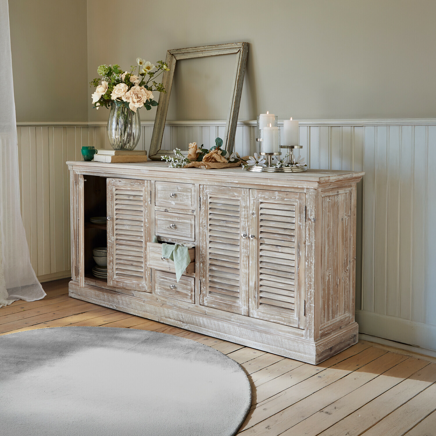 Comò Houston Credenza rustica in legno con finitura bianca decapata, decorazioni floreali e candele in soggiorno