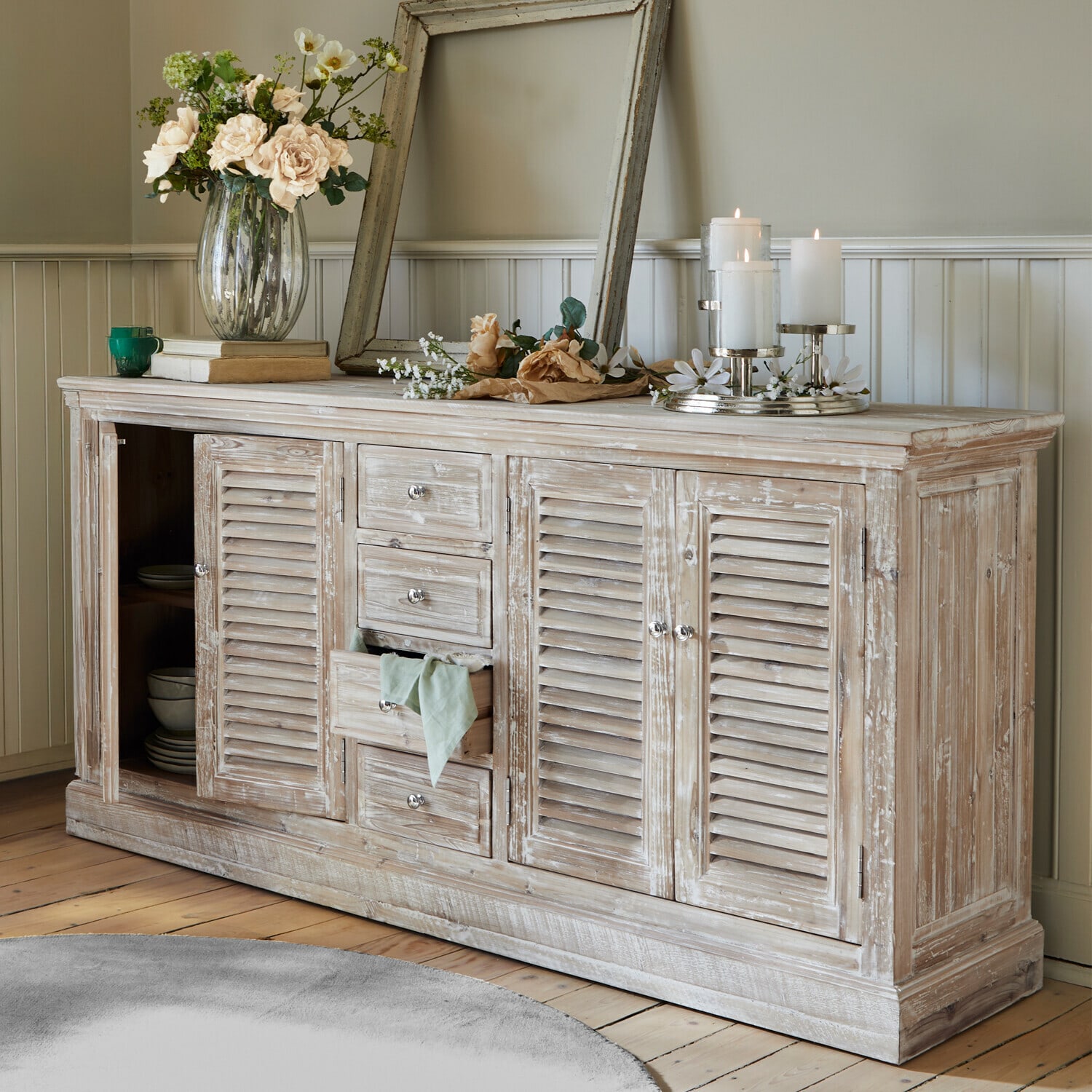 Comò Houston Credenza rustica in legno con finitura bianca decapata, decorazioni floreali e candele in soggiorno
