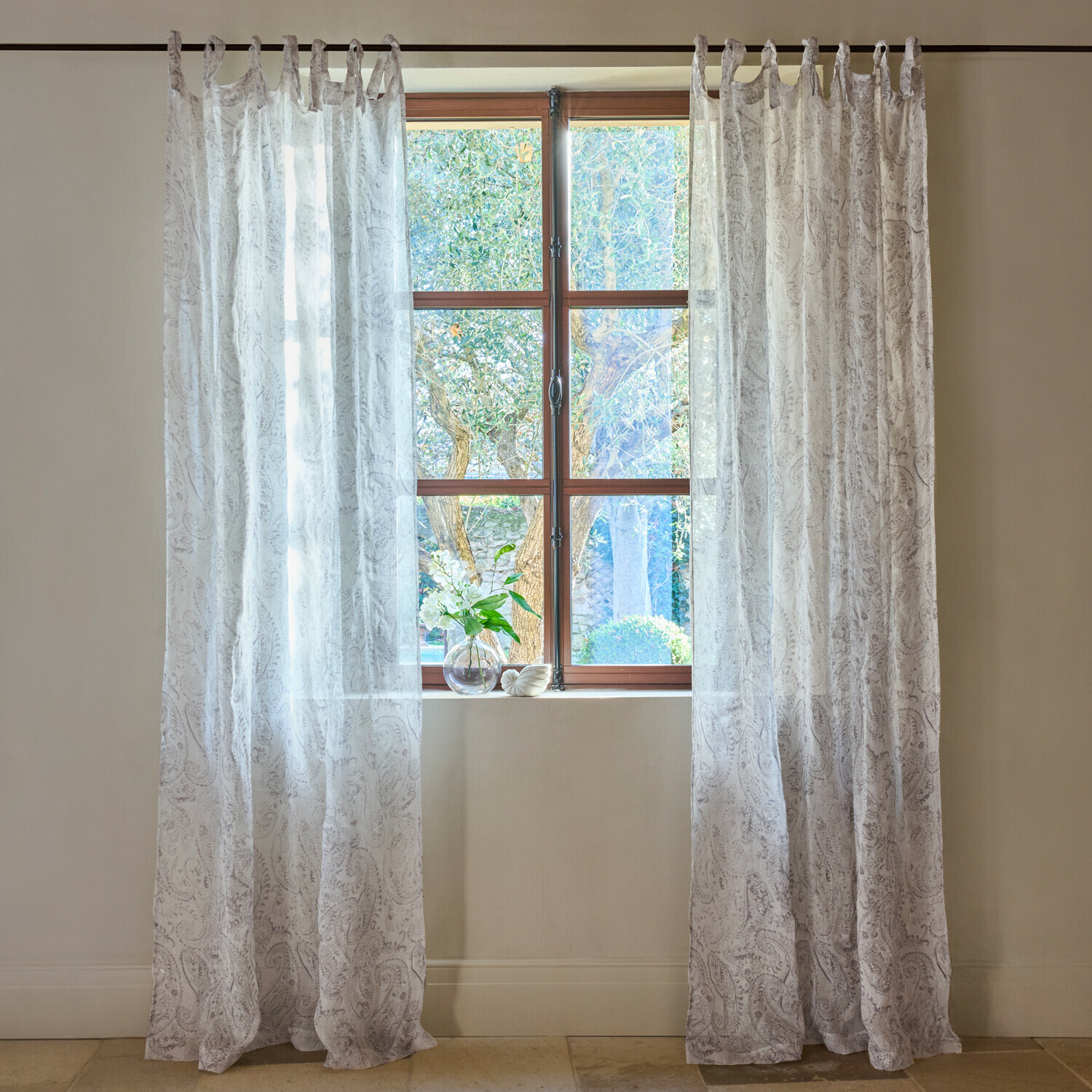 Tende bianche trasparenti con delicato motivo paisley alla finestra, decorazione luminosa per interni