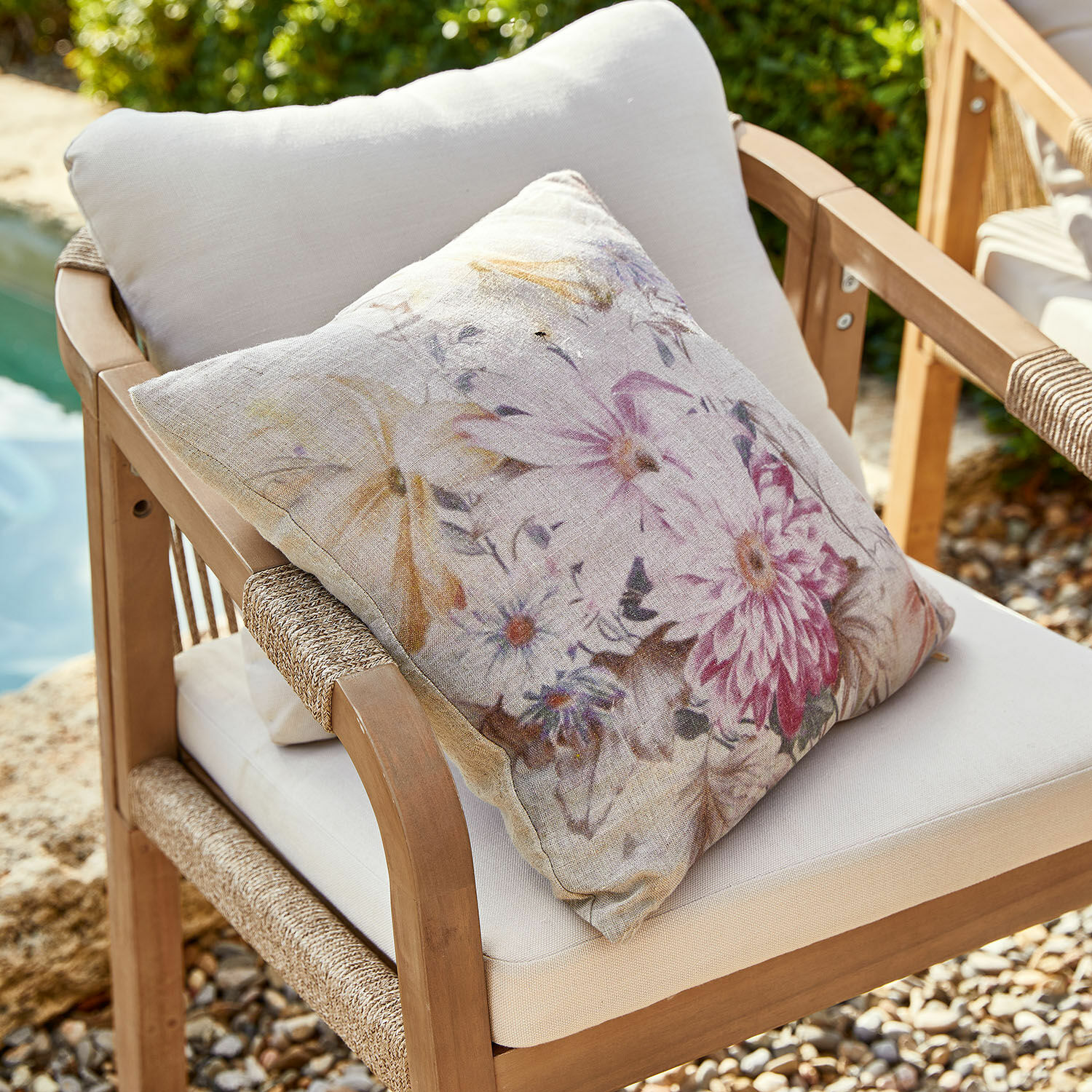 Copricuscino Evie Cuscino decorativo in lino beige con motivo floreale su sedia da giardino in legno