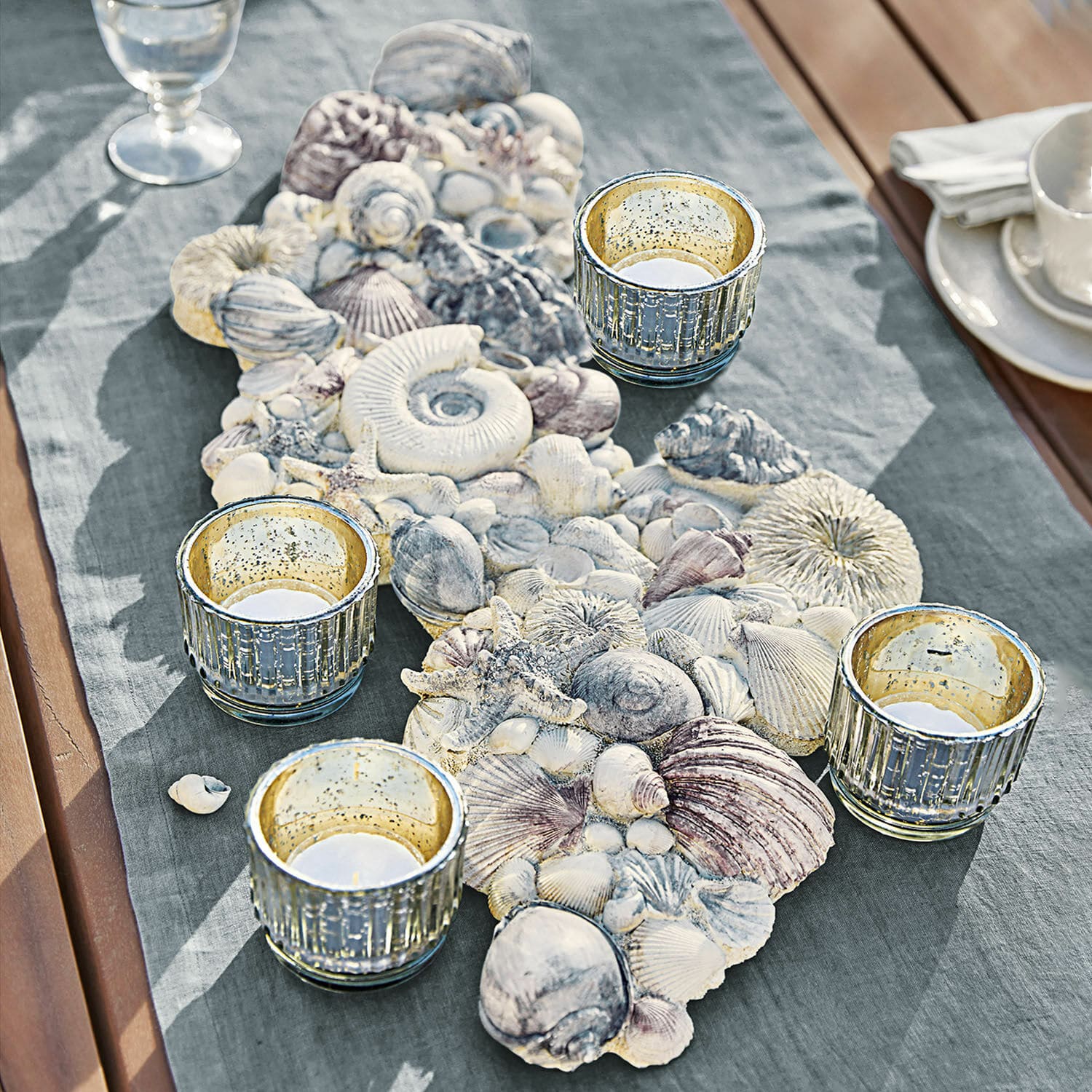 Conchiglie decorative Potnarvin Corsa da tavola decorativa con conchiglie e quattro portacandele in vetro su tavolo in legno con tessuto