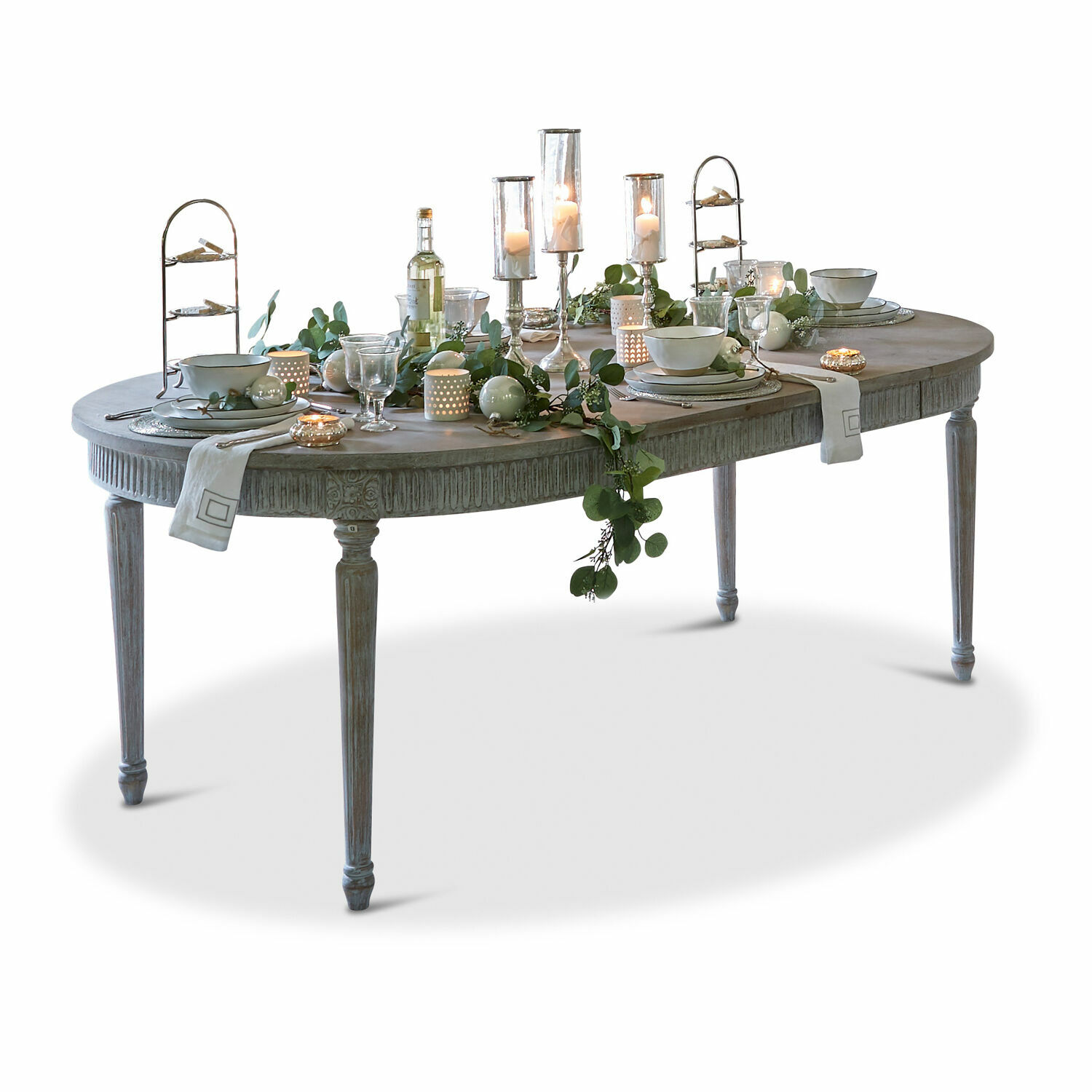 Tavolo Cienegas Tavolo ovale in legno grigio con decorazioni e candele per una cena elegante
