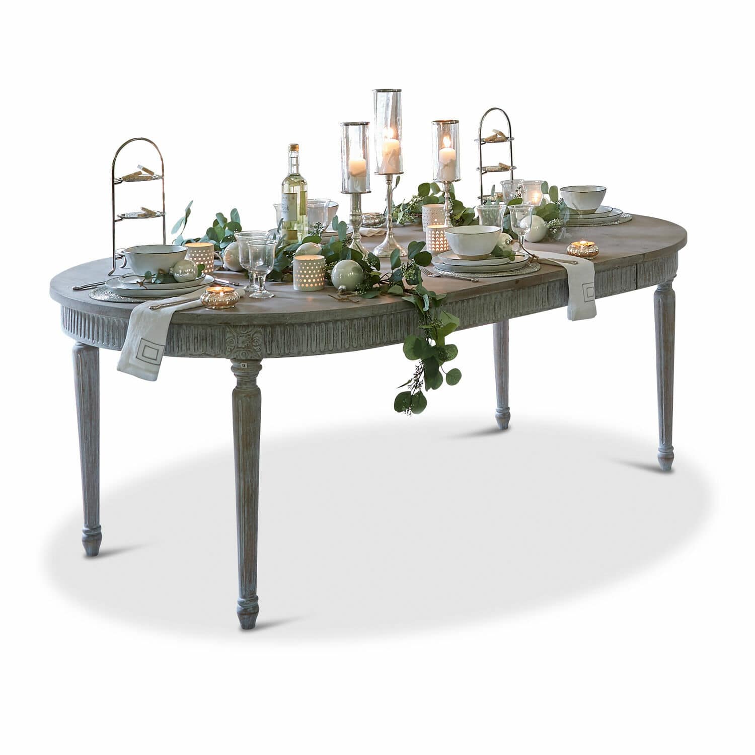 Tavolo Cienegas Tavolo ovale in legno grigio con decorazioni e candele per una cena elegante