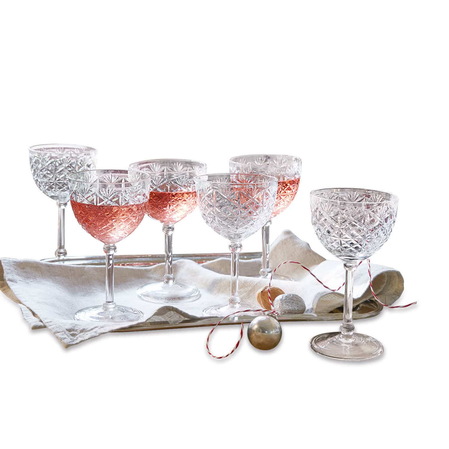 Set di 6 calici per spumante Olite Set di sei calici in cristallo con bevanda rosa su vassoio con tovagliolo di lino