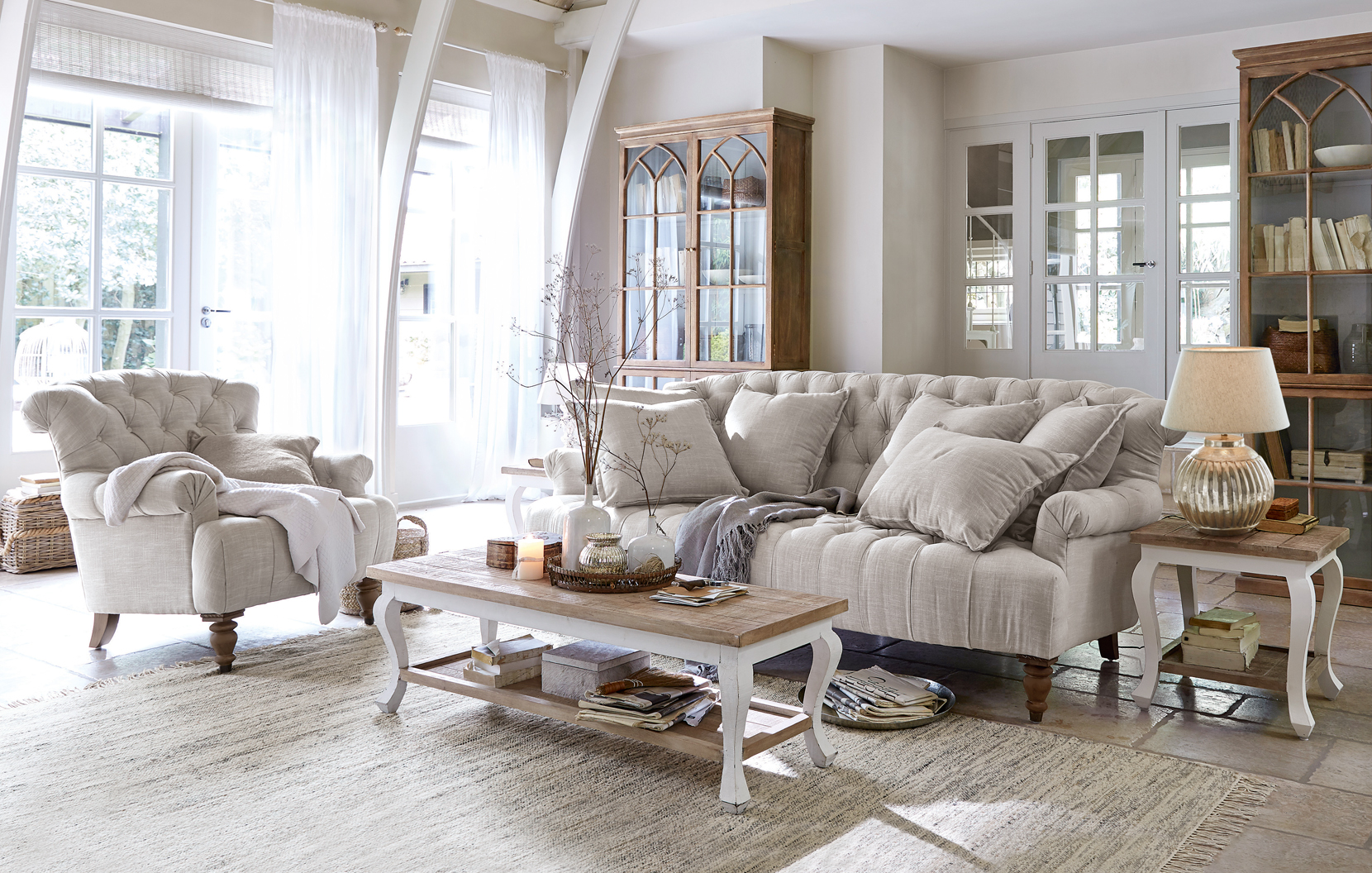 Soggiorno accogliente in stile country con divano beige in tessuto e mobili in legno chiaro