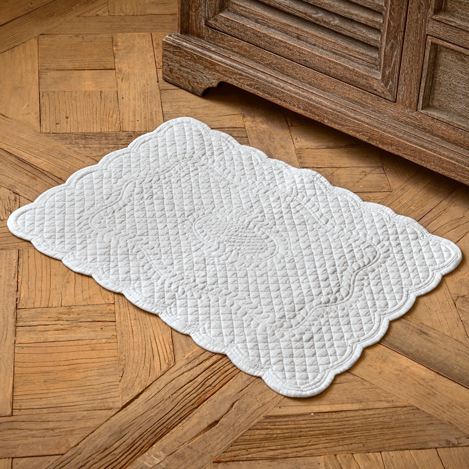 Scendibagno Meggie Tappeto trapuntato bianco in cotone con motivo decorativo su pavimento in legno, accessorio d'arredo