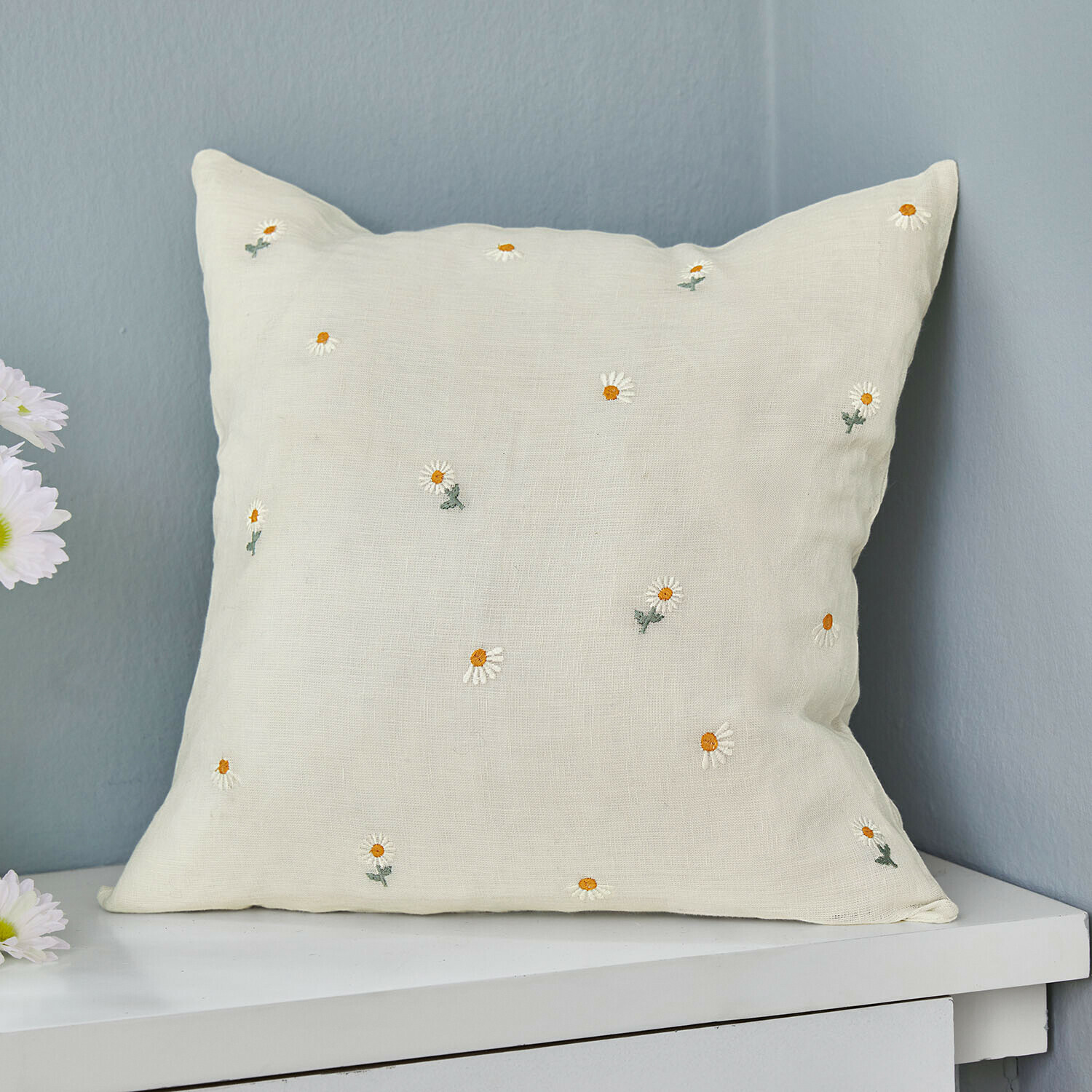 Copricuscino Poppeline Cuscino beige in lino con ricami di margherite bianche e gialle, decorazione per interni