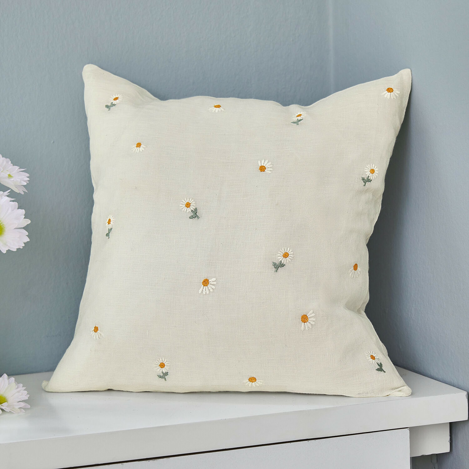 Copricuscino Poppeline Cuscino beige in lino con ricami di margherite bianche e gialle, decorazione per interni