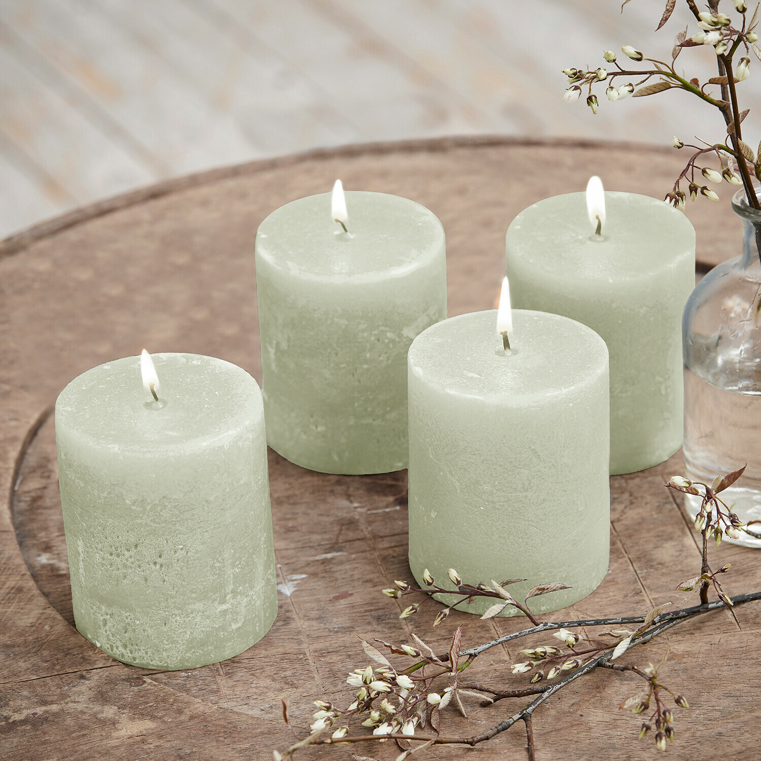 Set di 4 candele Virrans Set di quattro candele verdi in cera su vassoio di legno con rami decorativi