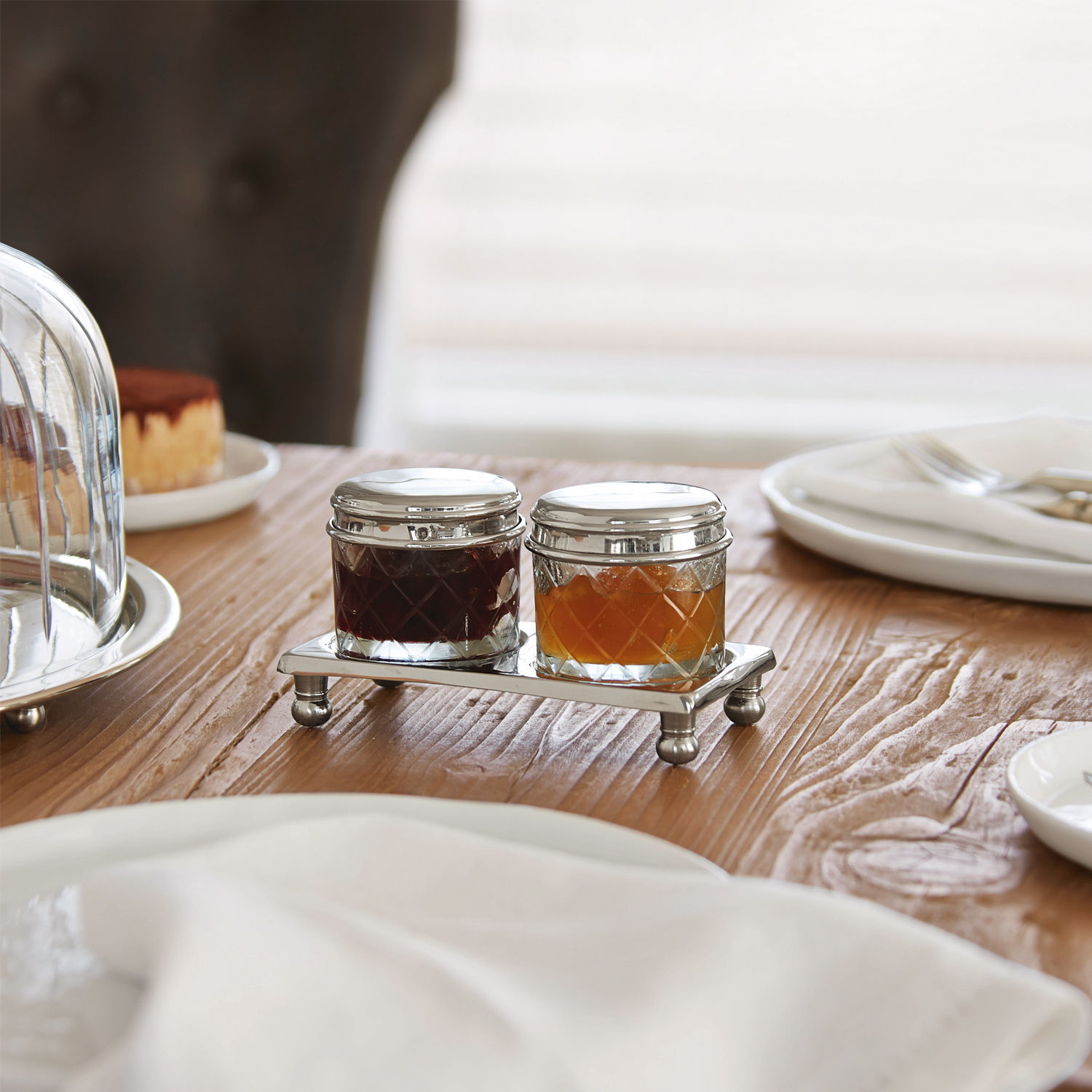 Coppia di barattoli Aiton Barattoli di vetro con coperchi in metallo su vassoio argentato su tavolo in legno per marmellate
