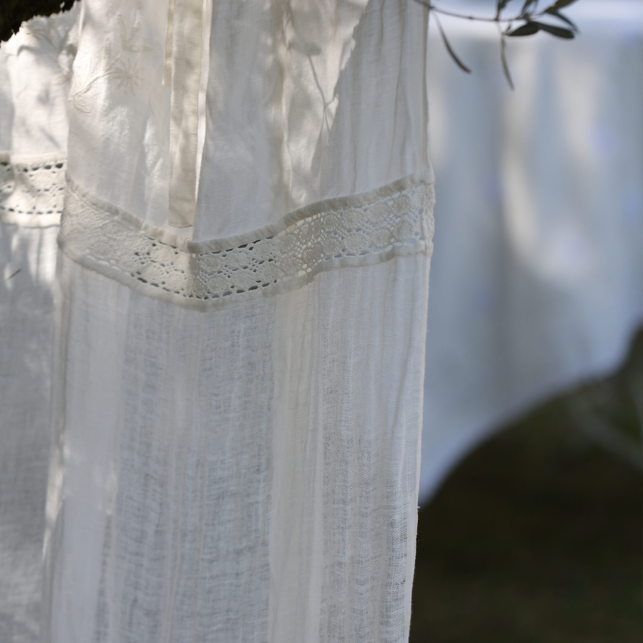 Tessuto bianco delicato con pizzo, materiale leggero per decorazioni d'interni eleganti