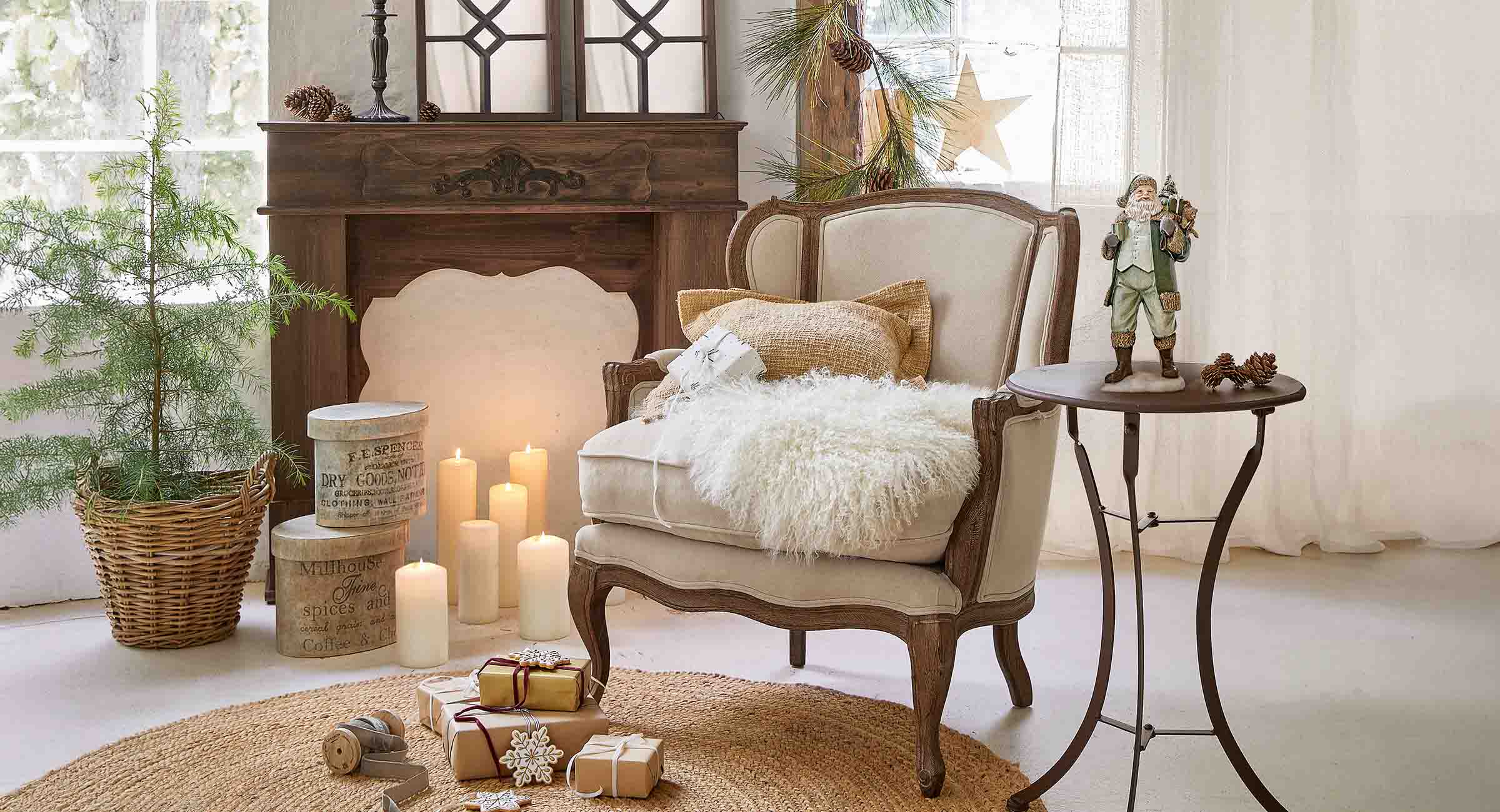 Poltrona beige con struttura in legno, cuscino e coperta di pelliccia in ambiente natalizio accogliente