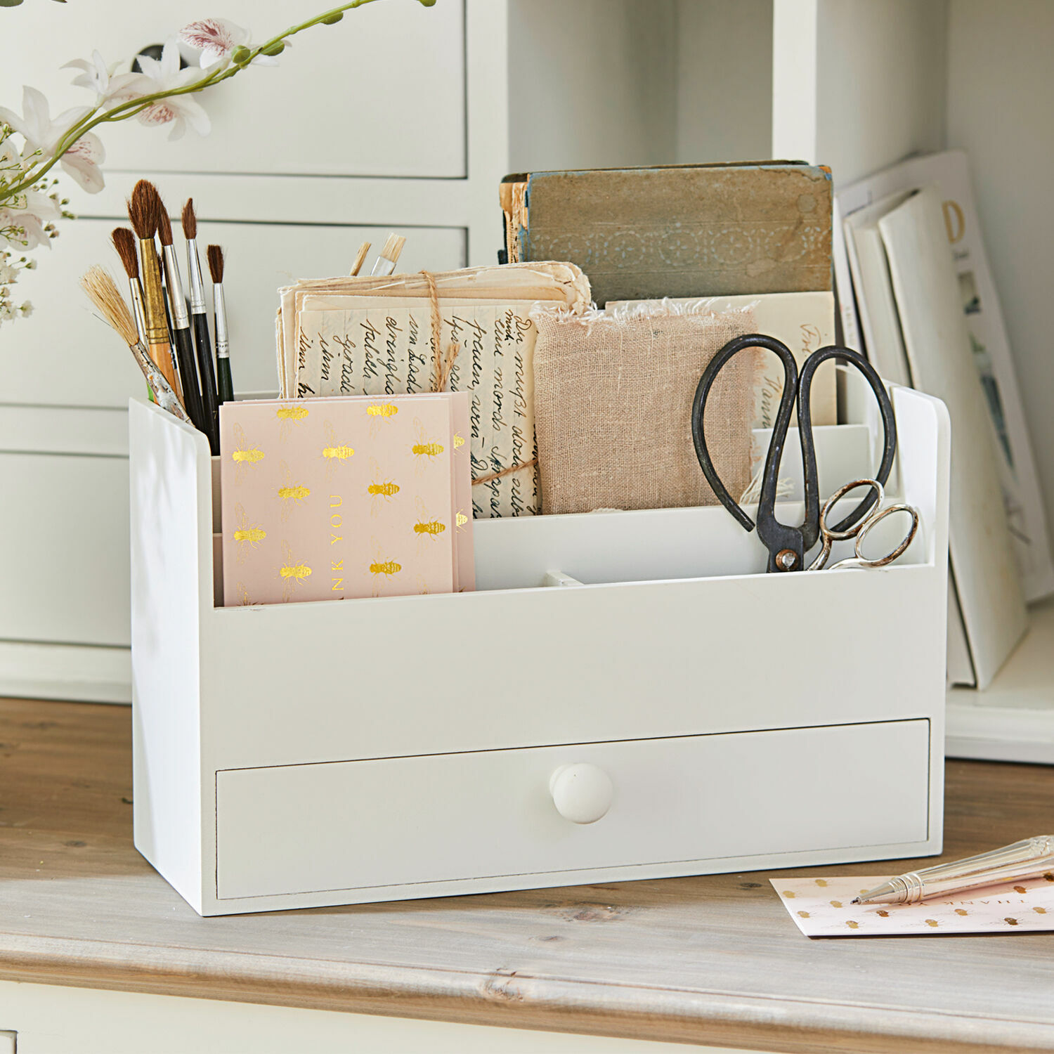 Contenitore da tavolo Kaspian Organizer da scrivania in legno bianco con cassetto, pennelli e forbici, spazio pratico per ufficio