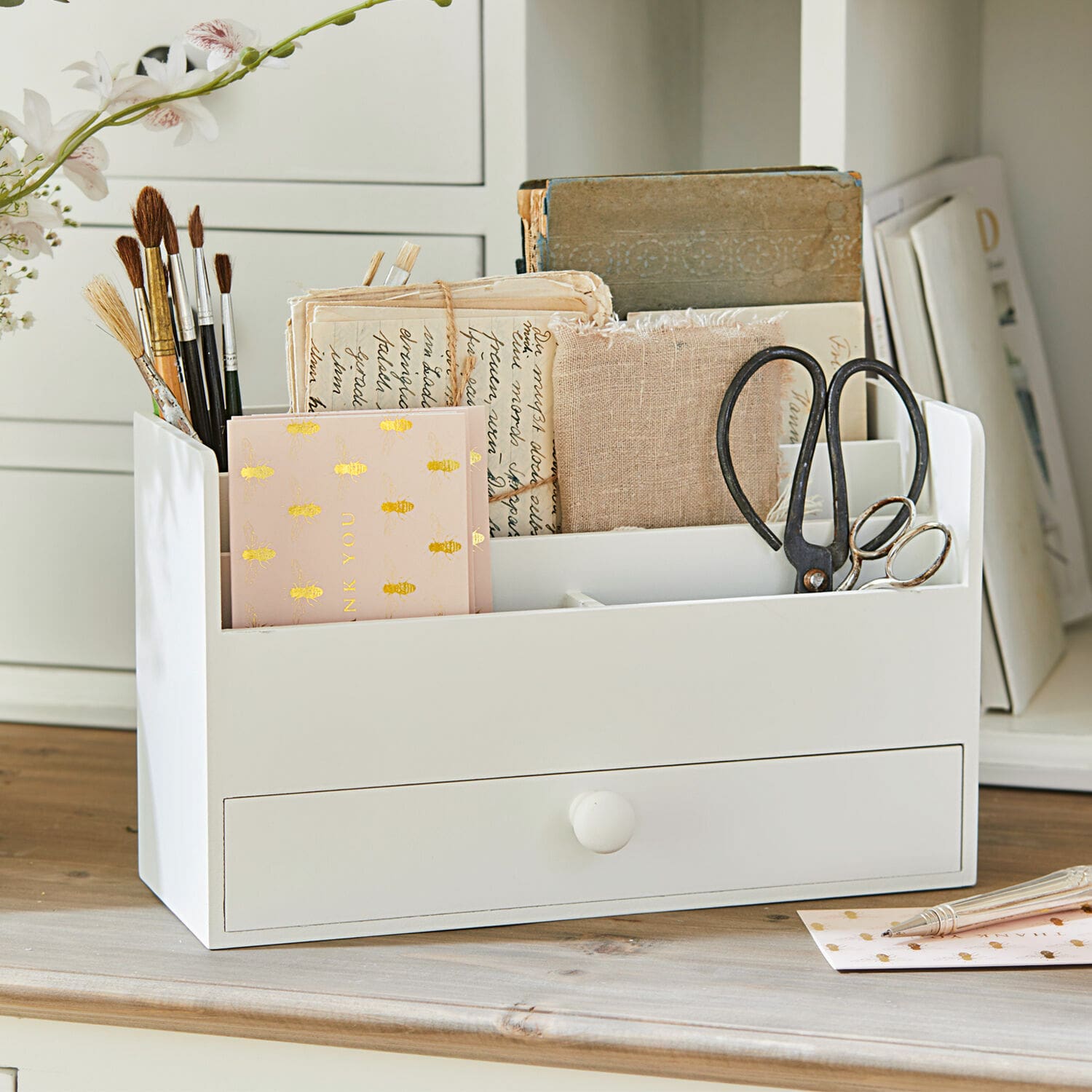 Contenitore da tavolo Kaspian Organizer da scrivania in legno bianco con cassetto, pennelli e forbici, spazio pratico per ufficio