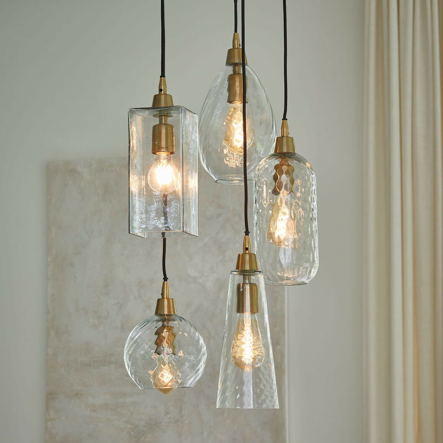 Lampada a sospensione Brightmoor Set di cinque lampade a sospensione in vetro con dettagli in ottone stile vintage per illuminazione interna