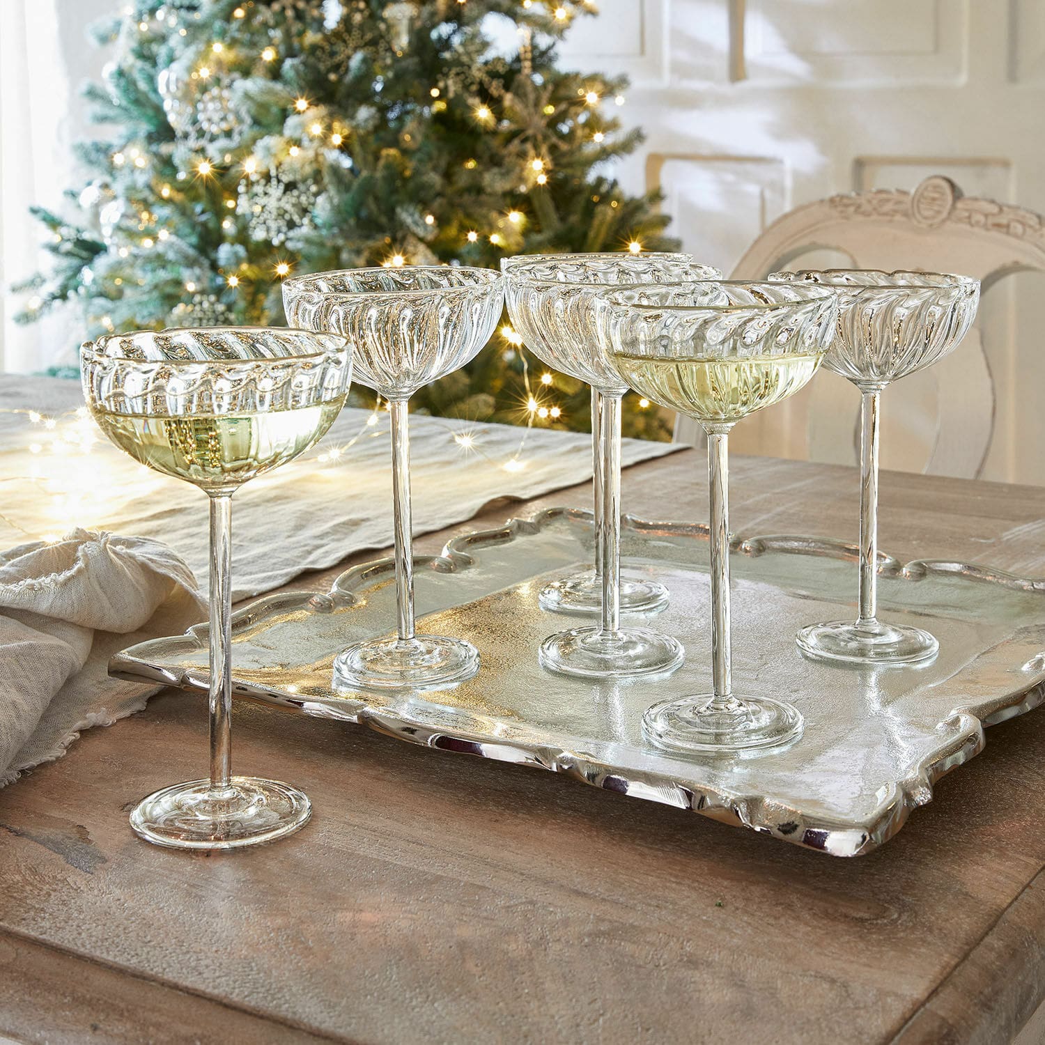 Set di 6 bicchieri Bavella Set di sei calici da champagne in vetro trasparente su vassoio argentato, decorazione natalizia