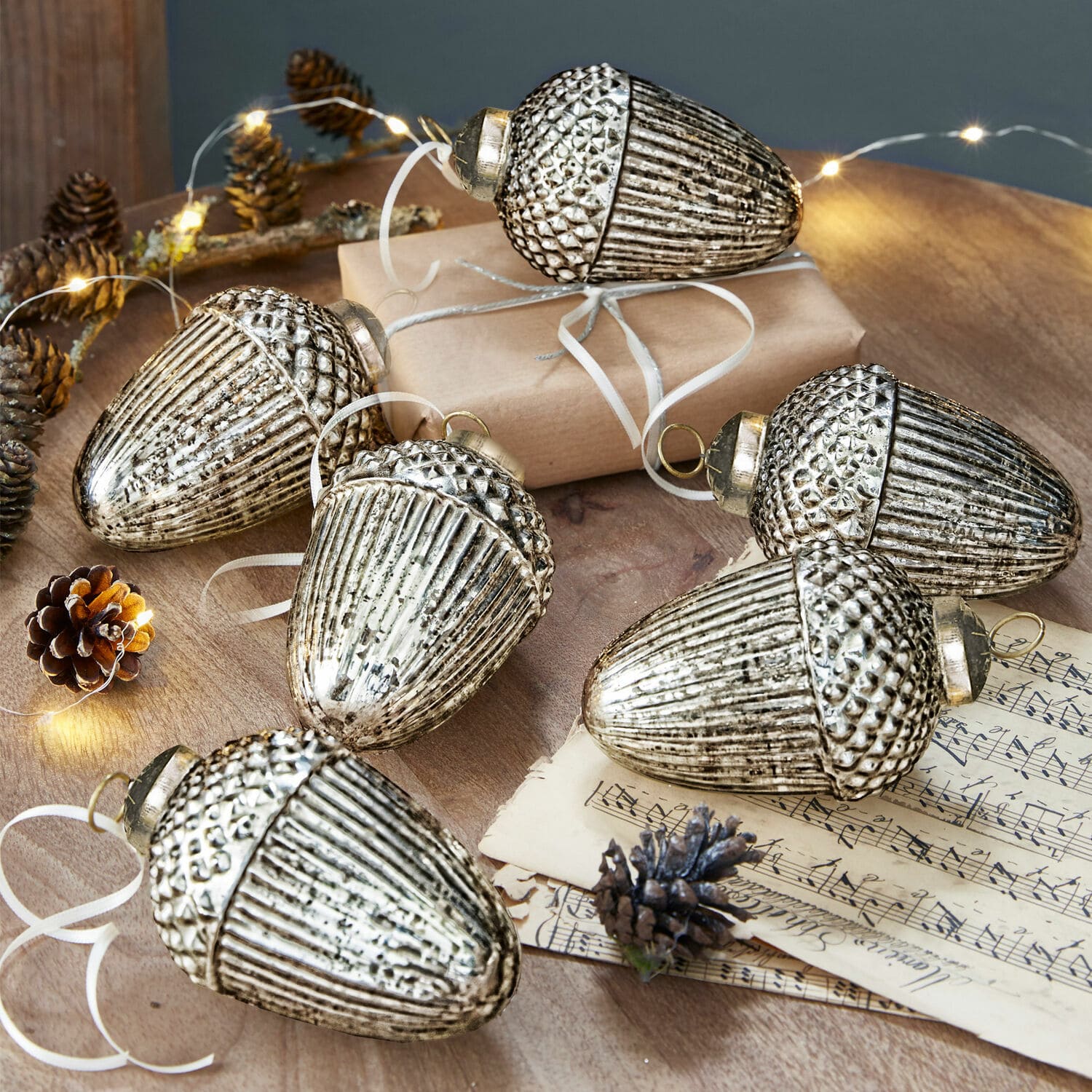 Set di 6 decorazioni natalizie Gland Set di sei decorazioni in vetro color argento a forma di ghianda per addobbi natalizi