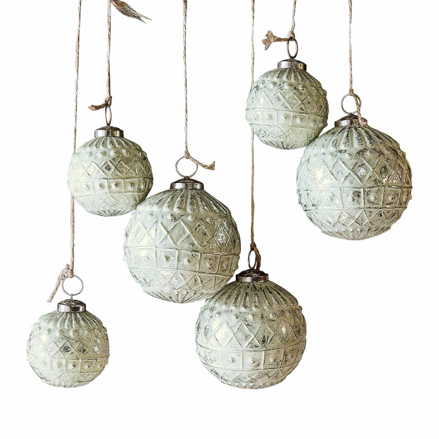 Set di 6 decorazioni natalizie Gladwin Set di sei palline di Natale in vetro bianco con motivo decorativo e corda per appendere