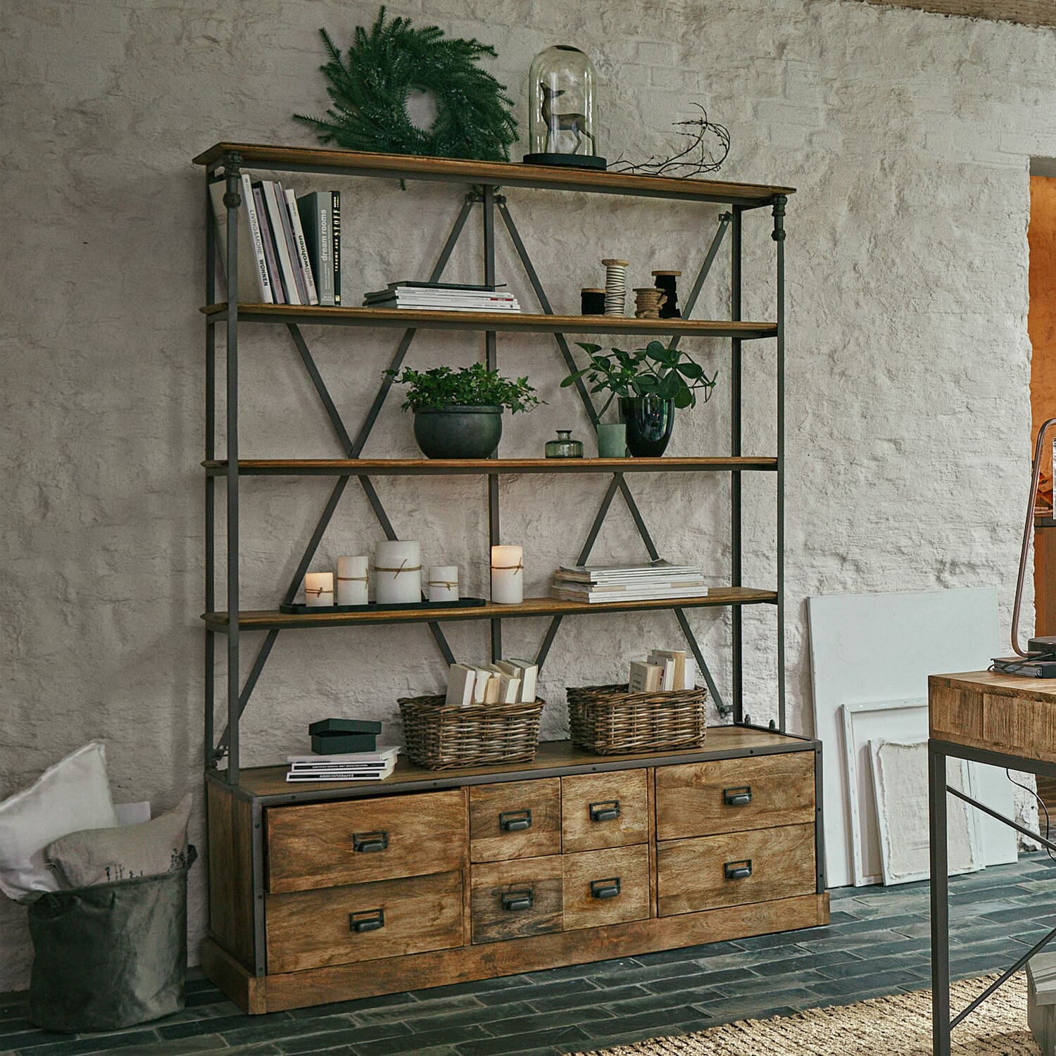 Scaffale con cassetti Lemuel Libreria in legno e metallo colore naturale con cassetti e decorazioni per soggiorno