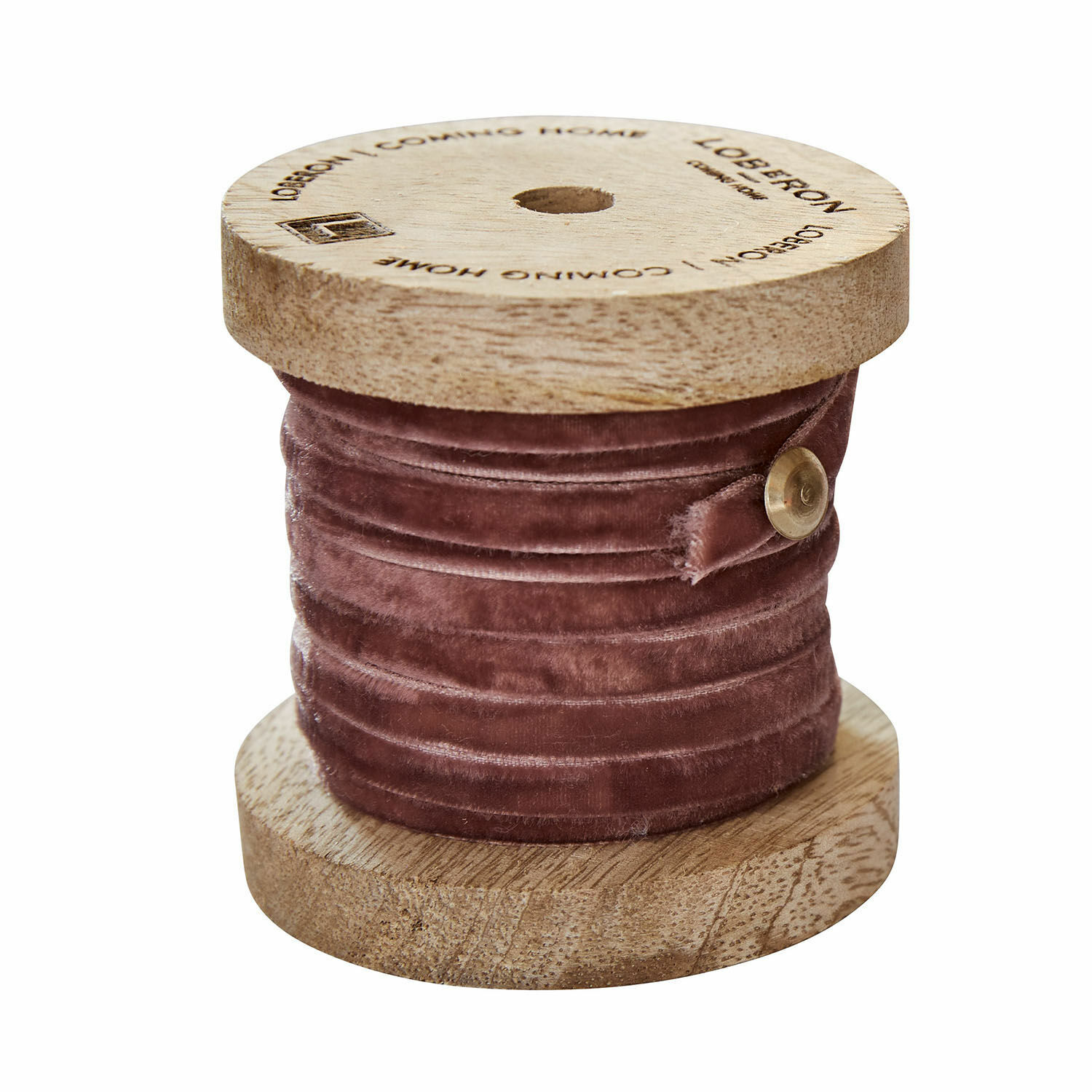 Nastro di velluto rosa avvolto su rocchetto di legno per decorazioni e fai-da-te