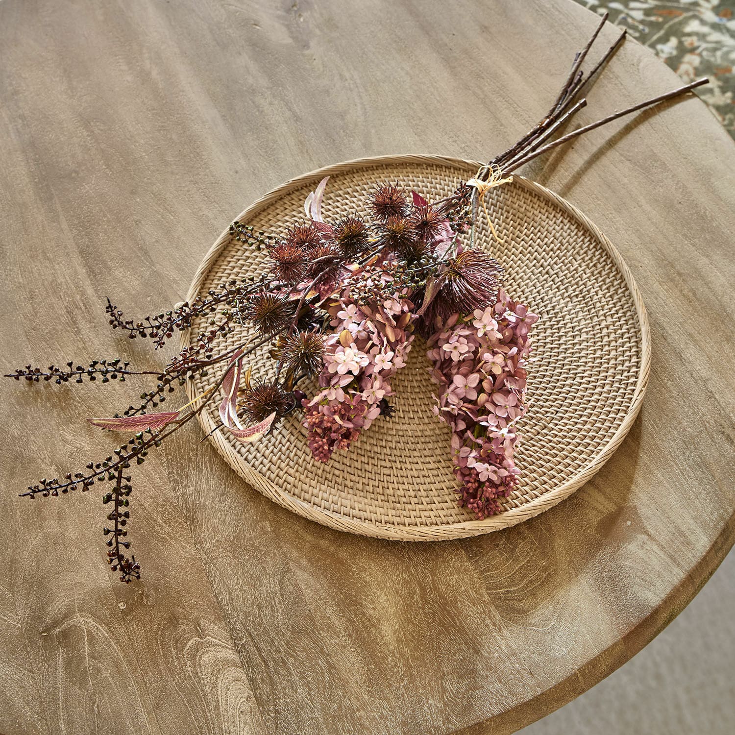 Mazzo di fiori decorativo Frinalor Mazetto decorativo di fiori secchi rosa e marroni su vassoio intrecciato in rattan per arredamento