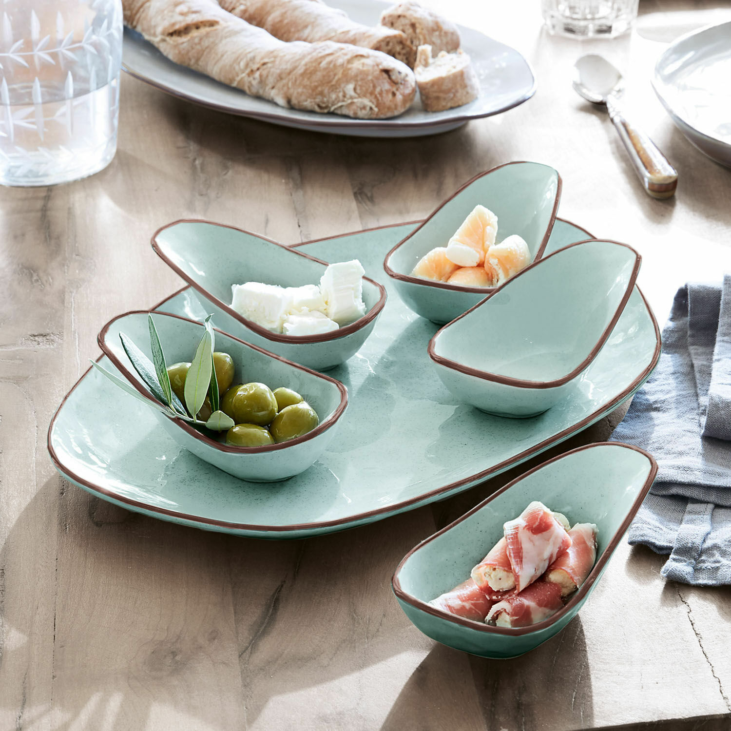Set di 6 ciotoline su piatto Biarré Set di ciotole in ceramica verde menta con bordo marrone per antipasti su tavolo in legno