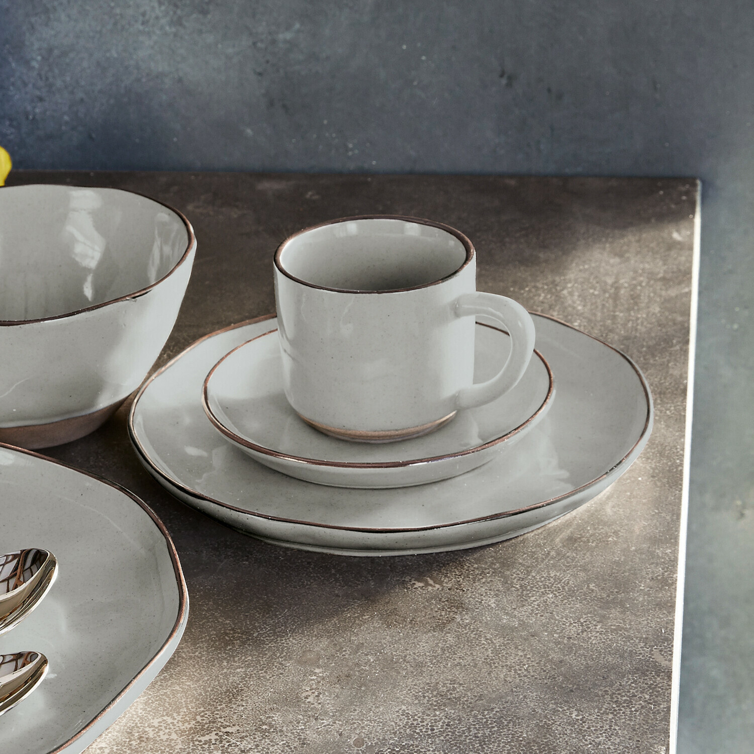 Set di 6 tazze con piattino Biarré Set di stoviglie in ceramica grigio chiaro con bordo marrone, perfetto per caffè e pasti