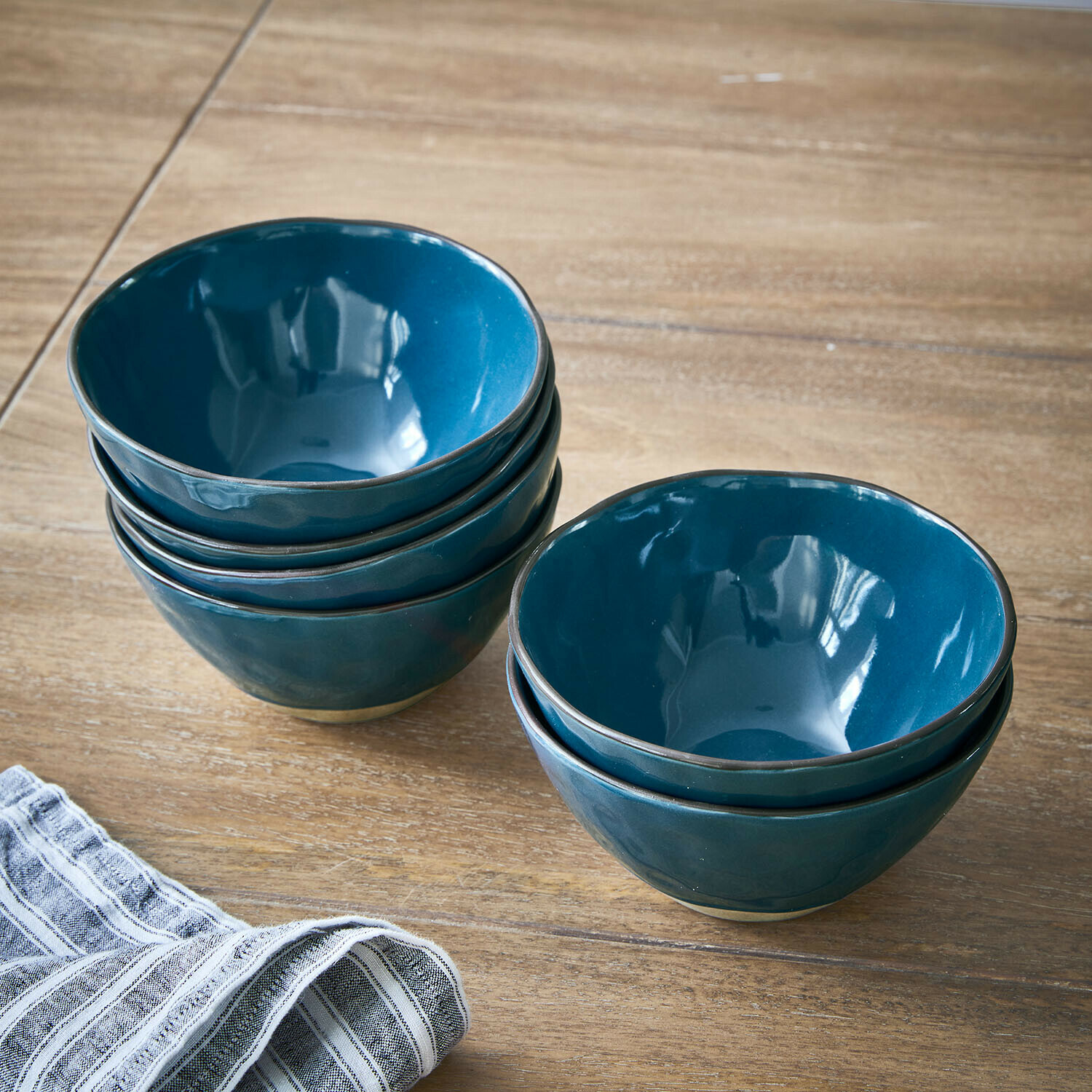 Set di 6 scodelle Biarré Set di ciotole in ceramica blu su tavolo in legno con strofinaccio di lino in cucina