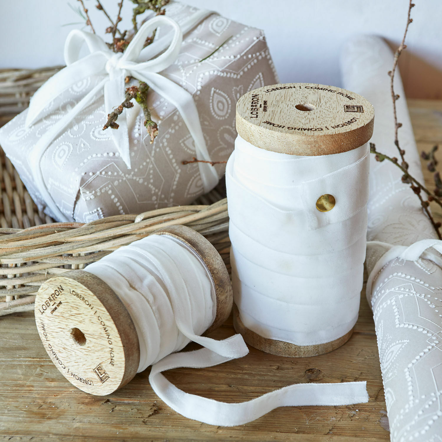 Coppia di nastri di velluto Liandis Bobine in legno con nastro di cotone bianco su tavolo rustico in legno per decorazione