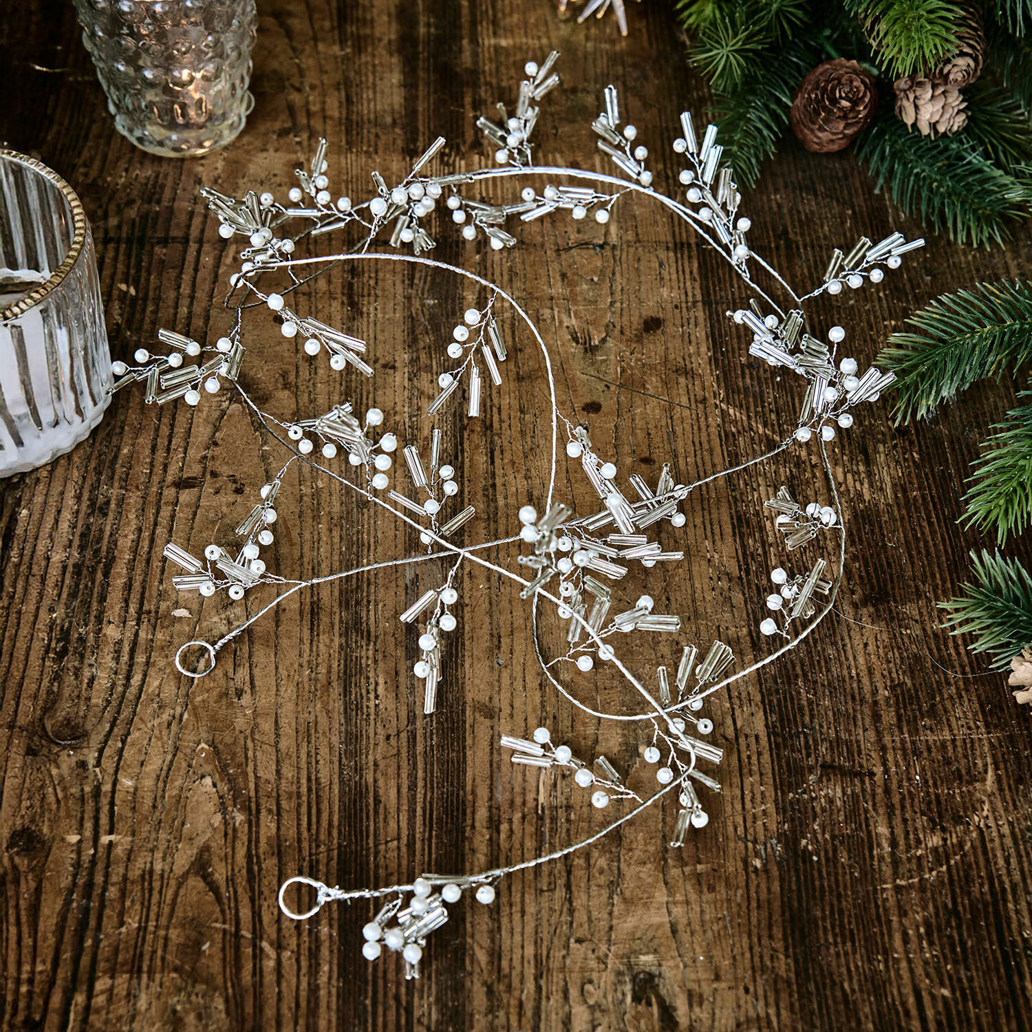 Festone Hybern Catena decorativa argento con perle bianche su tavolo in legno, ornamento natalizio elegante